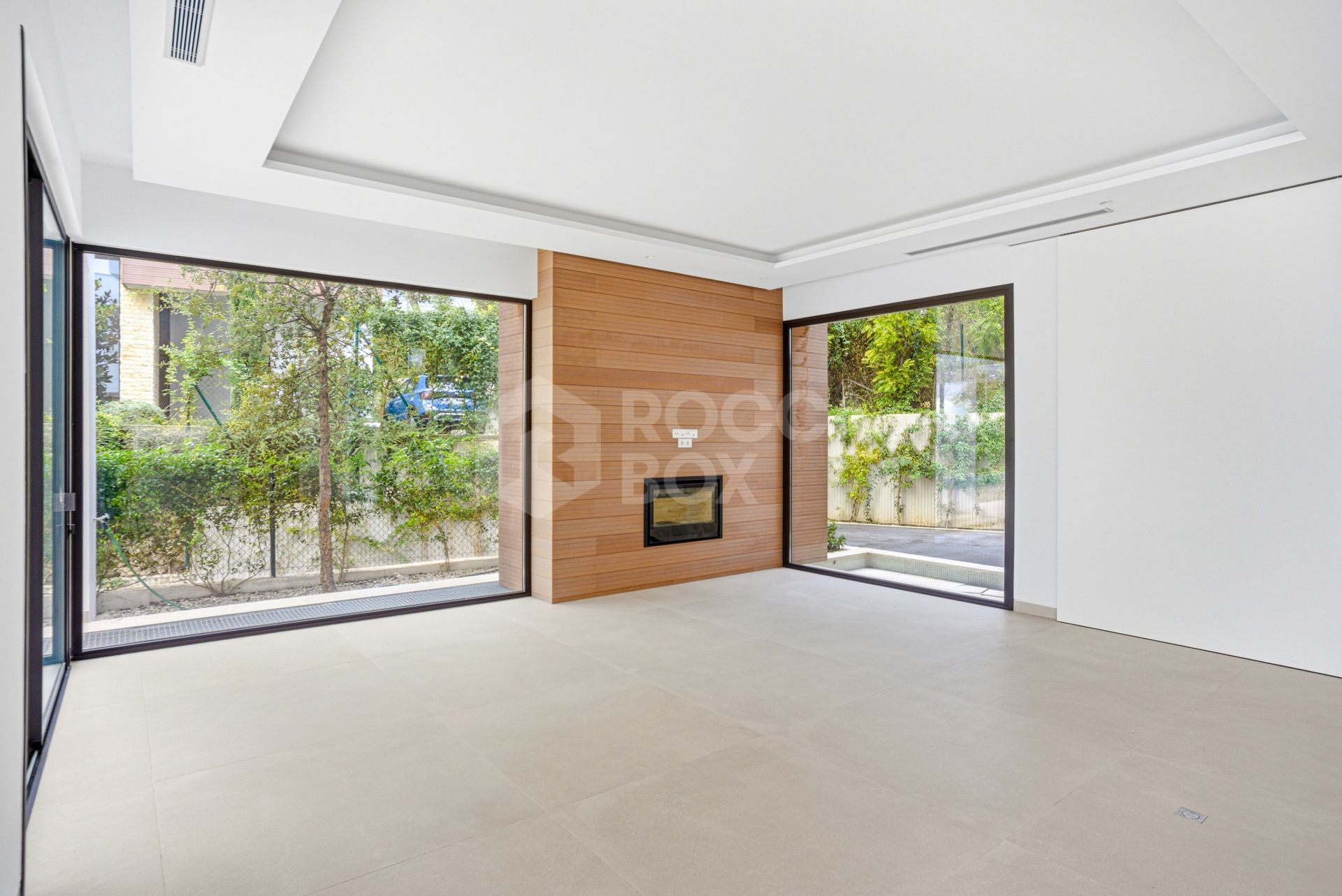 Newly built luxury, four bedroom, south facing villa located in an exclusive gated community on the edge of Marbella´s Golden Mile