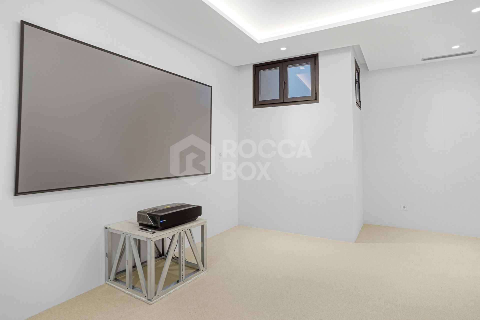 Newly built luxury, four bedroom, south facing villa located in an exclusive gated community on the edge of Marbella´s Golden Mile