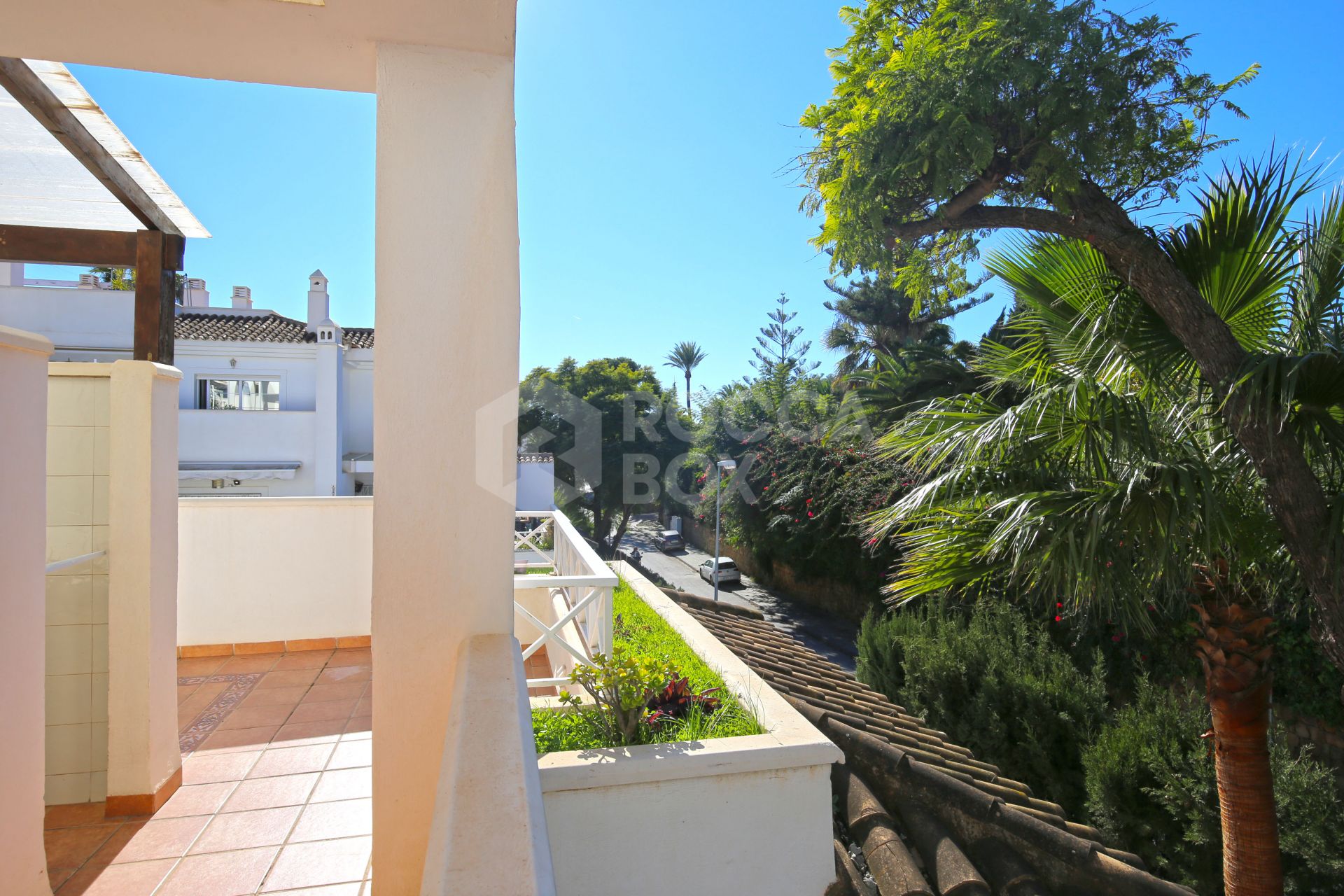 Charming one bedroom, southeast facing apartment in the gated community of Río Real