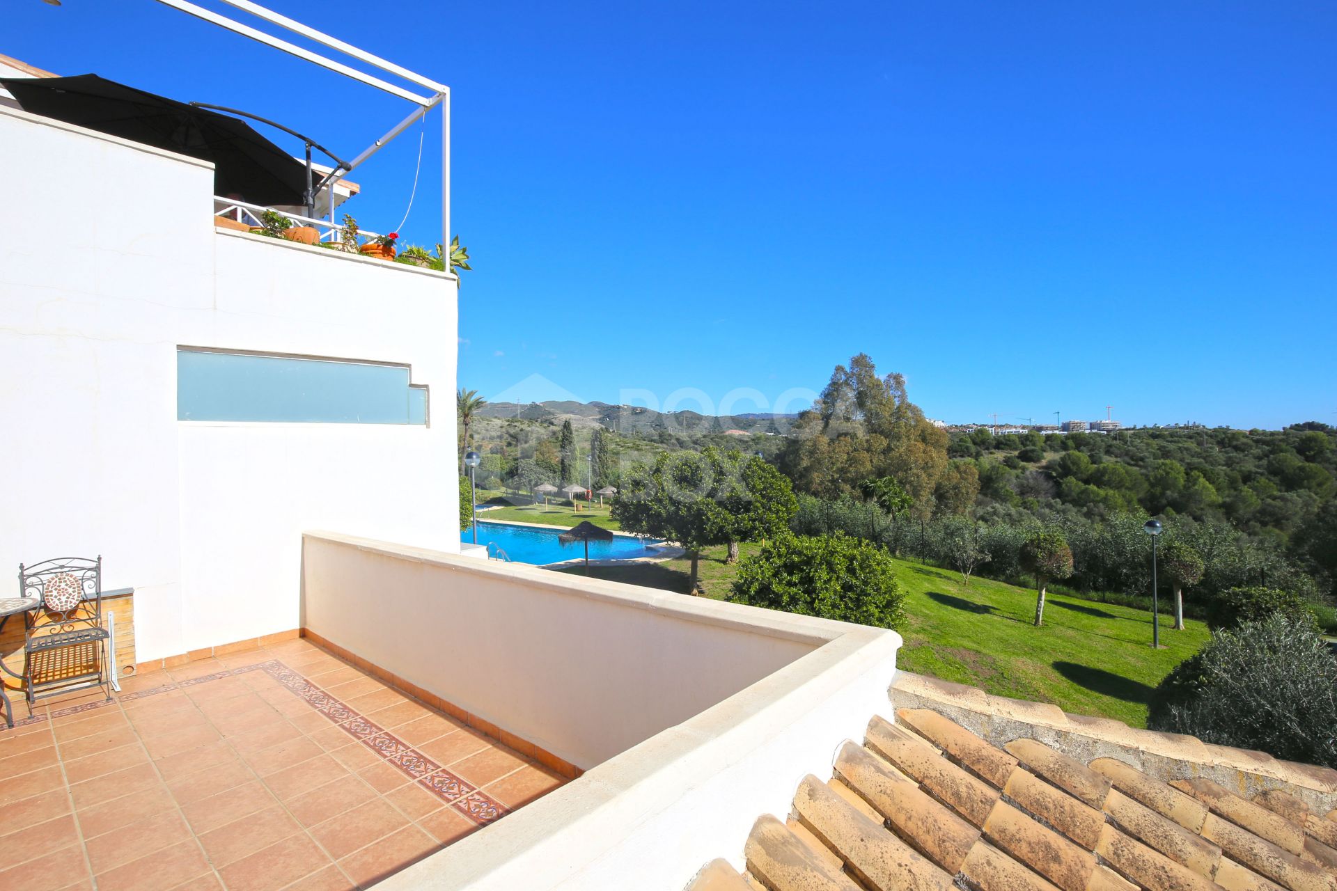 Charming one bedroom, southeast facing apartment in the gated community of Río Real