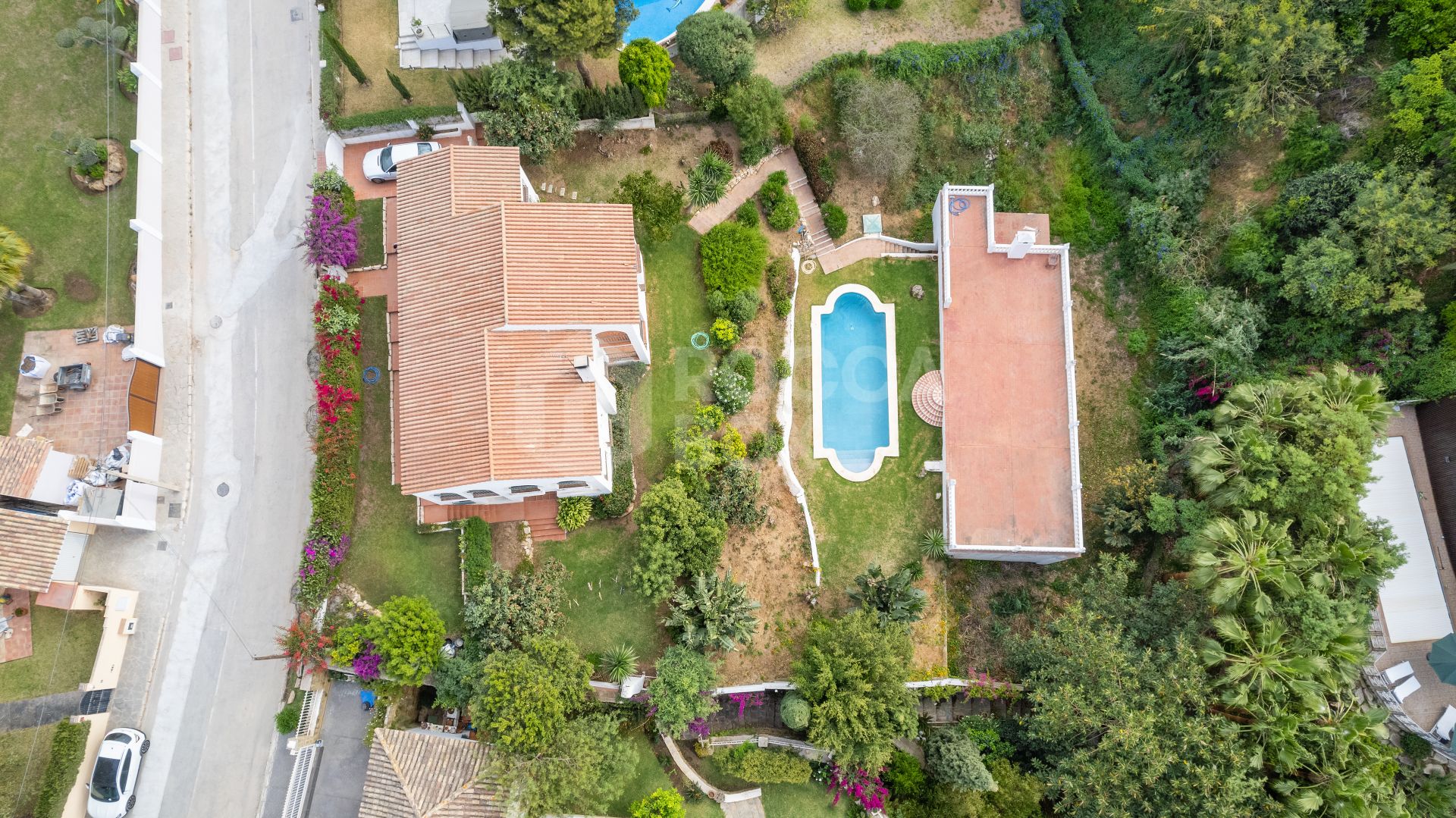 South East Facing Six Bedroom Villa in El Rosario, close to the beach with sea views - fantastic opportunity!