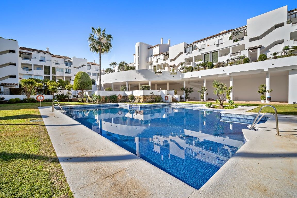 Maravilloso apartamento en planta baja de dos dormitorios en Las Jacarandas, Bel Air