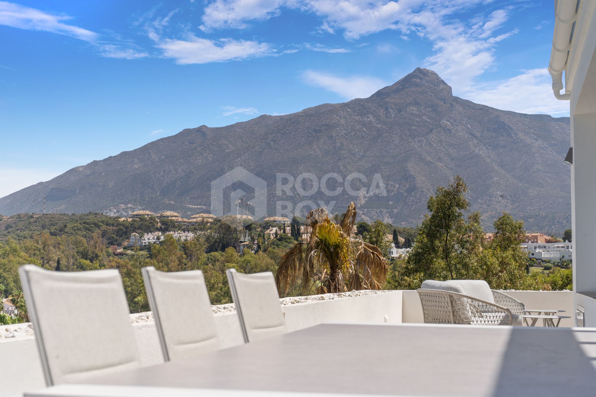 Fully renovated three bedroom penthouse in the Las Brisas – Hotel del Golf urbanization