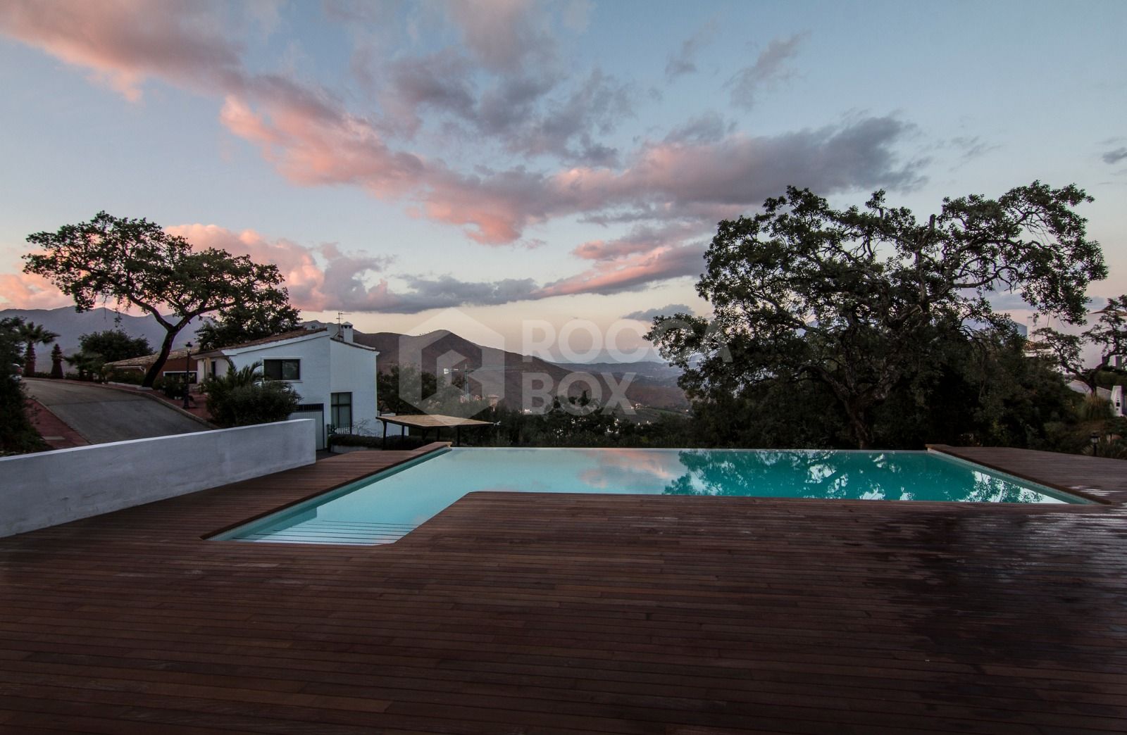 Magnificent three bedroom villa in La Mairena, Marbella East