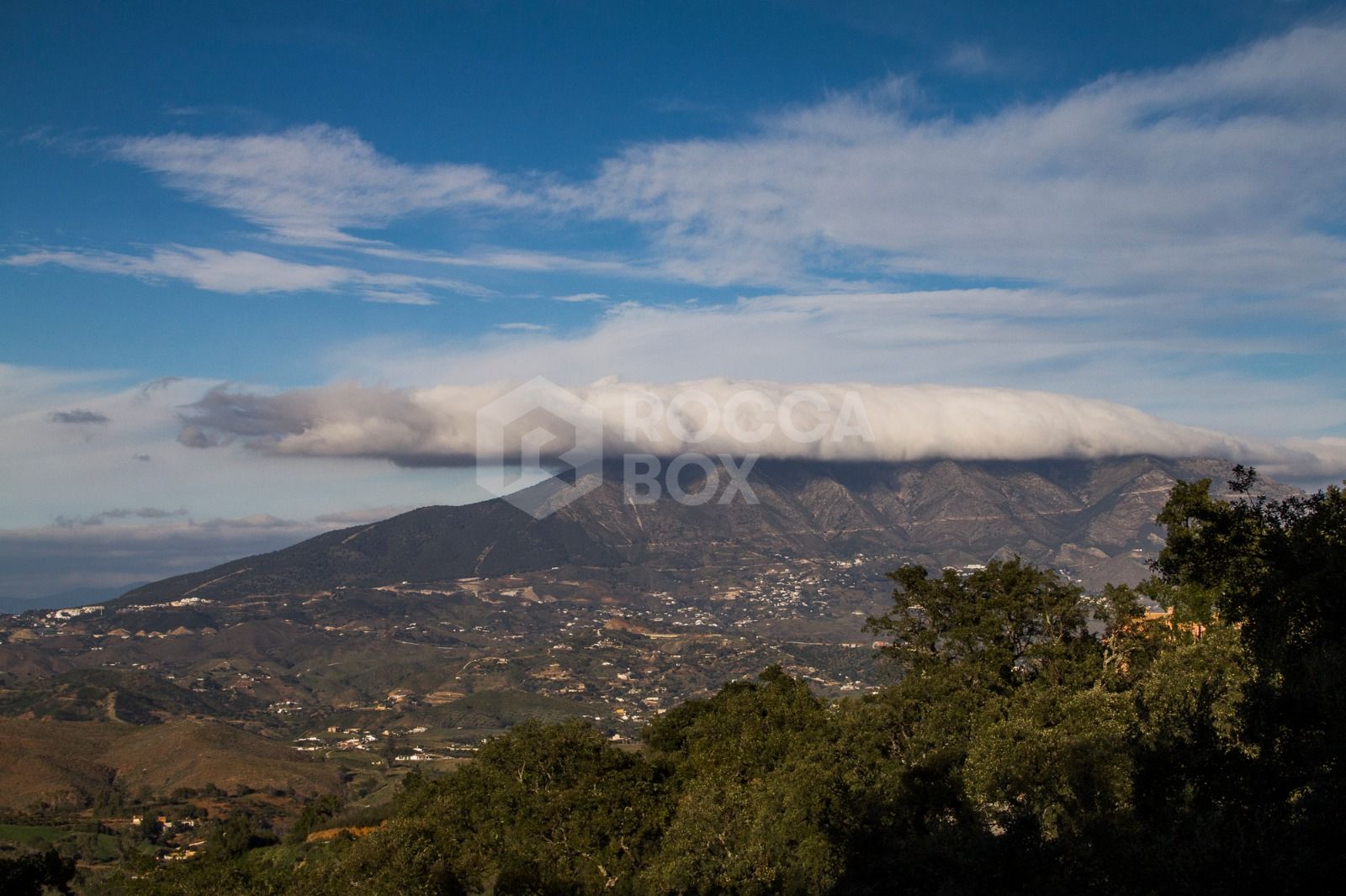 Magnificent three bedroom villa in La Mairena, Marbella East