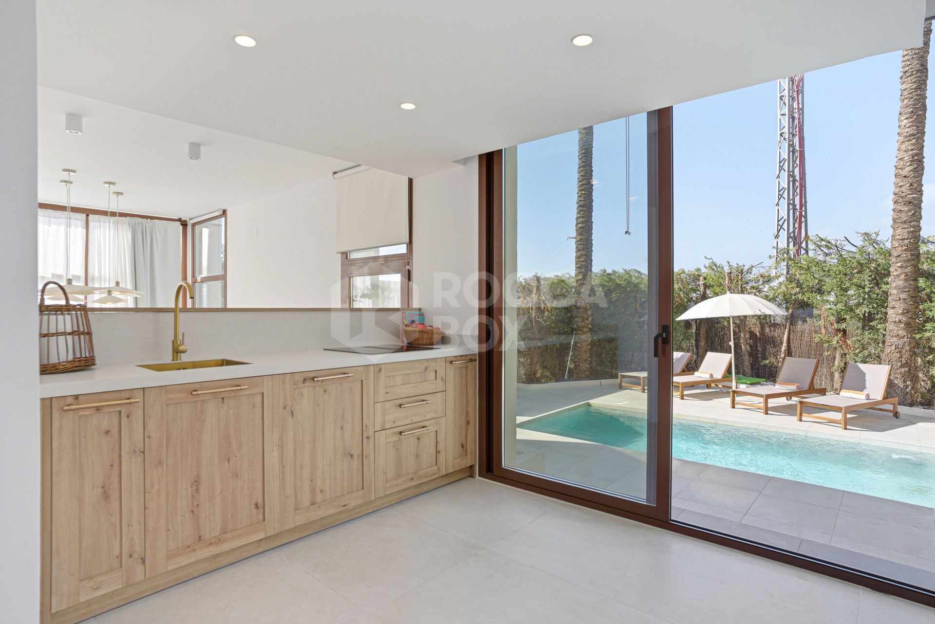 Stunning, five bedroom corner townhouse, located in the gated community of Urb. Riviera Beach in Cancelada