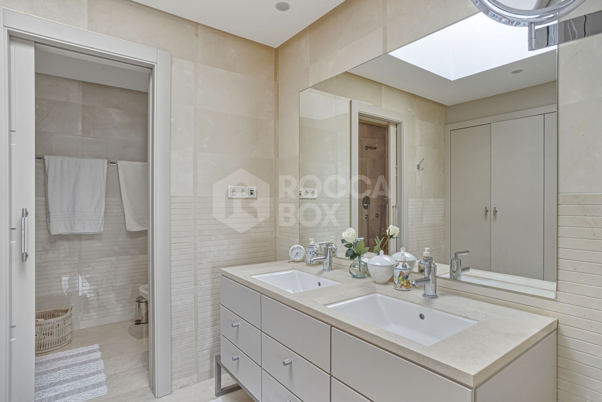 Beautiful, south-west facing, two bedroom penthouse located in the prestigious Mansion Club, Marbella