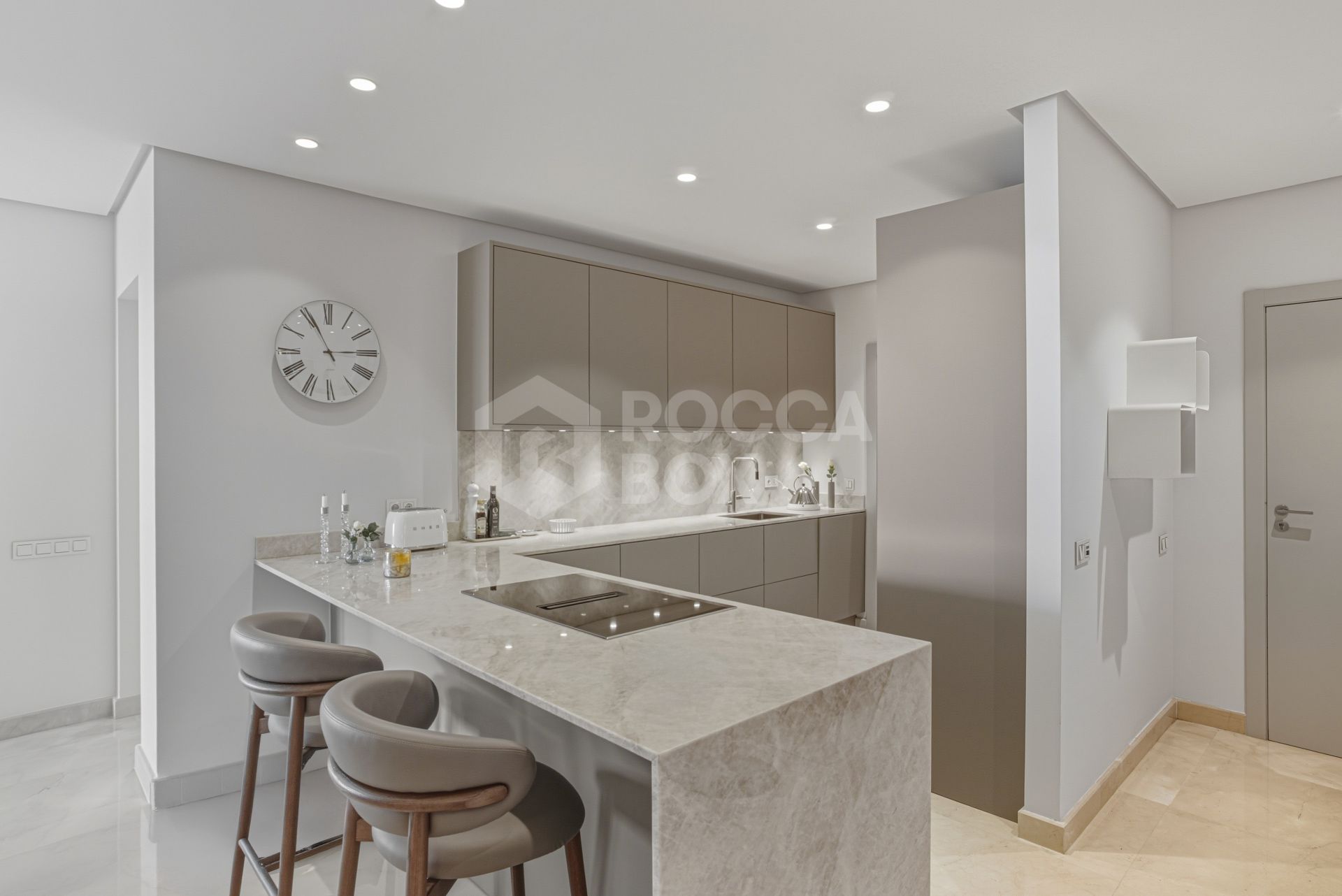 Beautiful, south-west facing, two bedroom penthouse located in the prestigious Mansion Club, Marbella