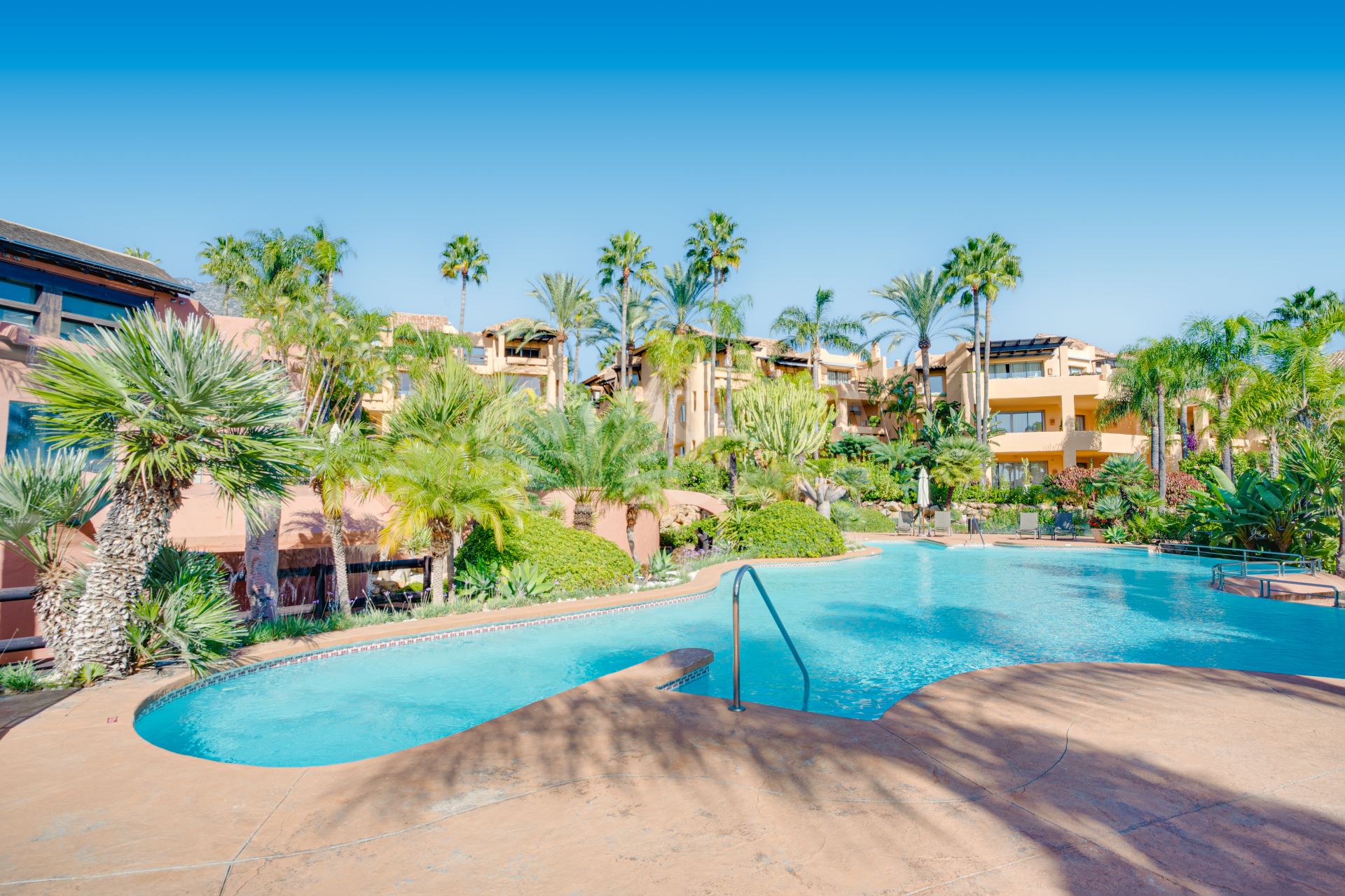 Beautiful, south-west facing, two bedroom penthouse located in the prestigious Mansion Club, Marbella