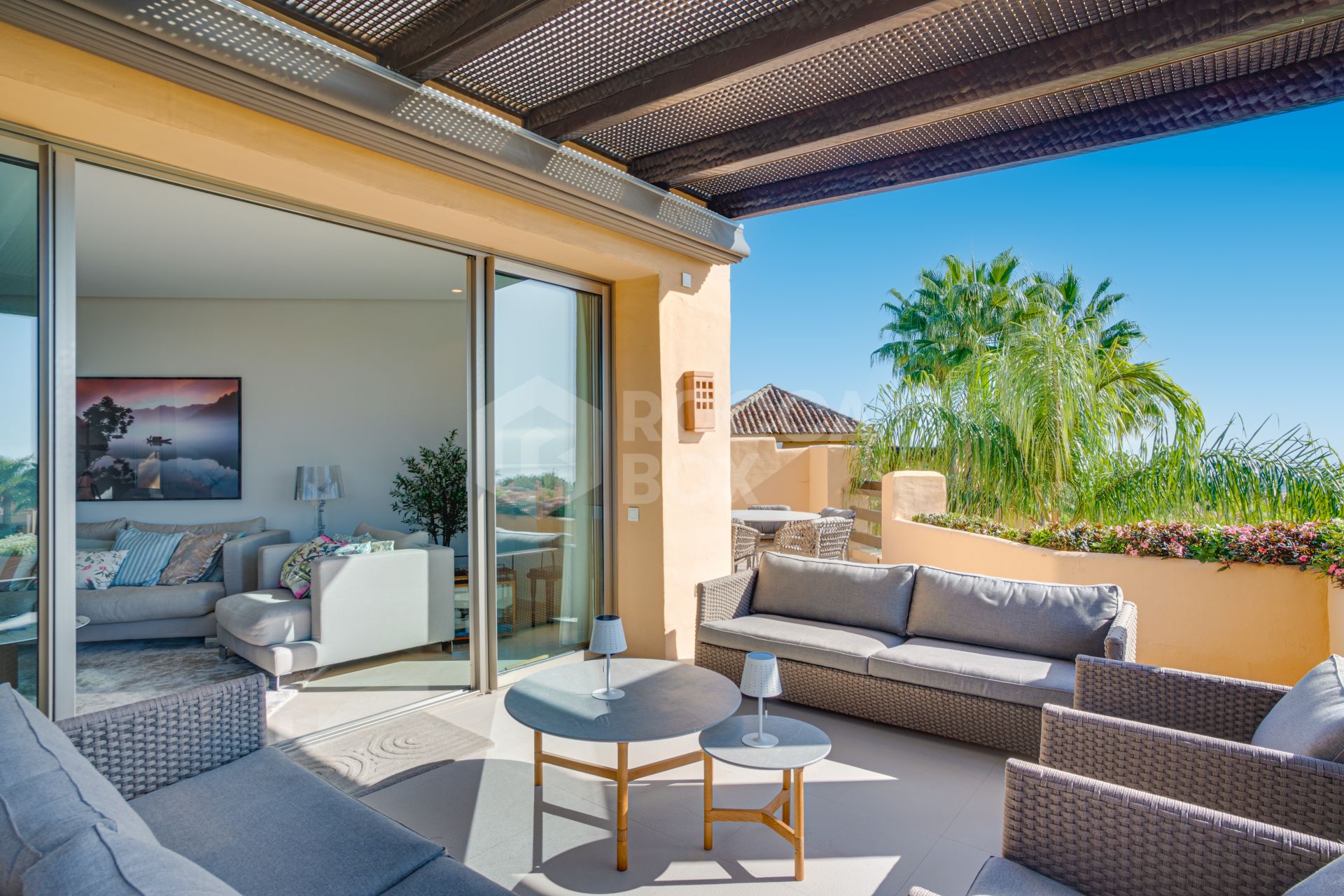 Beautiful, south-west facing, two bedroom penthouse located in the prestigious Mansion Club, Marbella