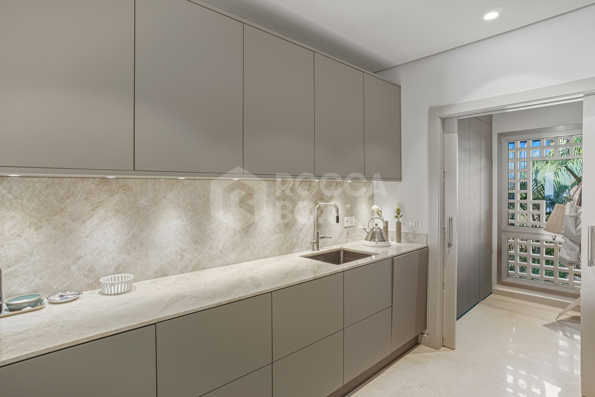 Beautiful, south-west facing, two bedroom penthouse located in the prestigious Mansion Club, Marbella