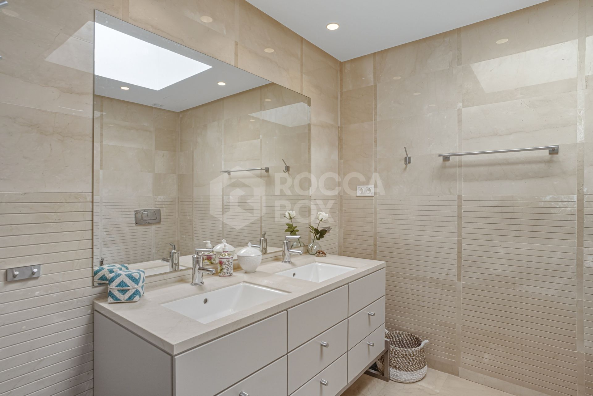 Beautiful, south-west facing, two bedroom penthouse located in the prestigious Mansion Club, Marbella