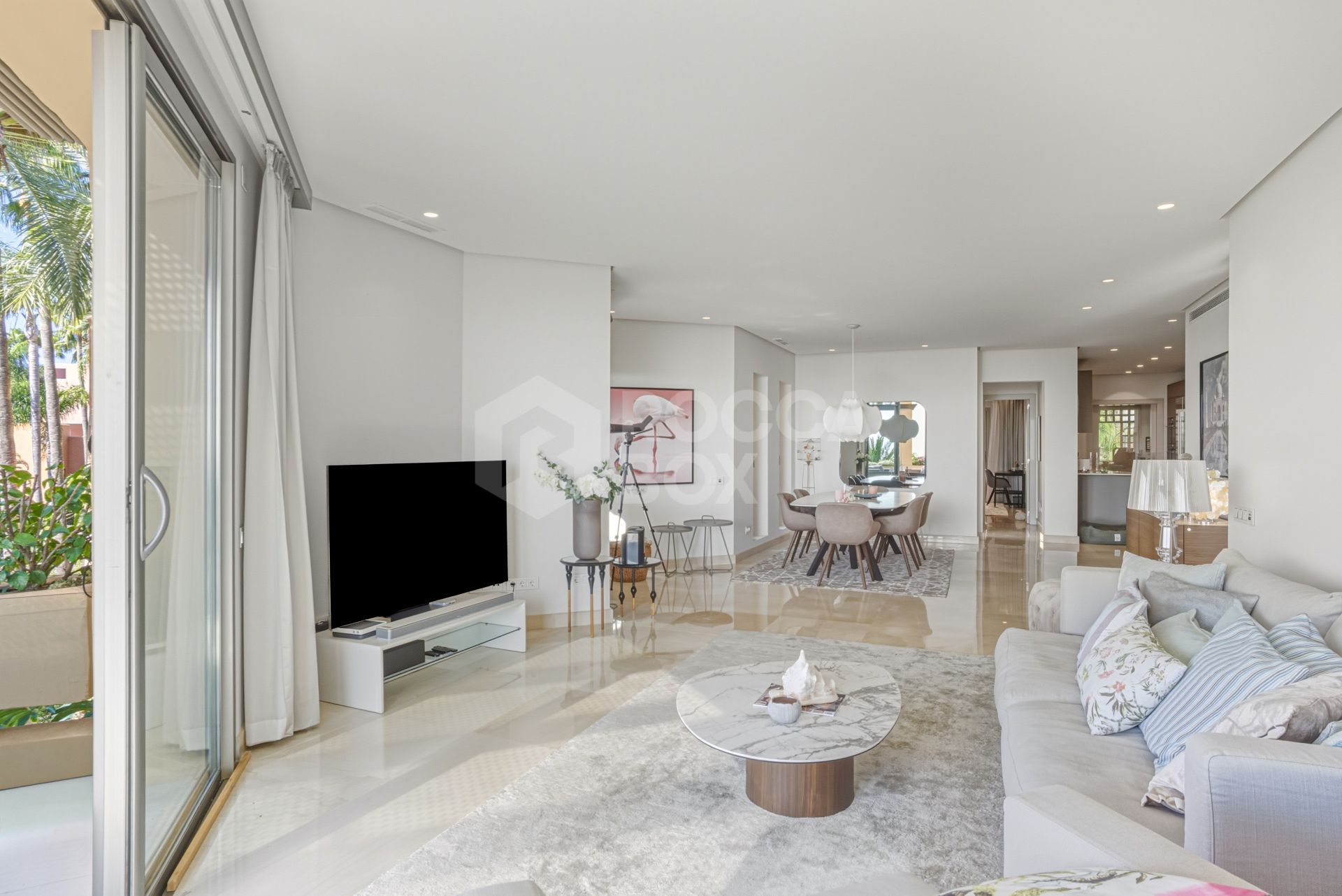 Beautiful, south-west facing, two bedroom penthouse located in the prestigious Mansion Club, Marbella