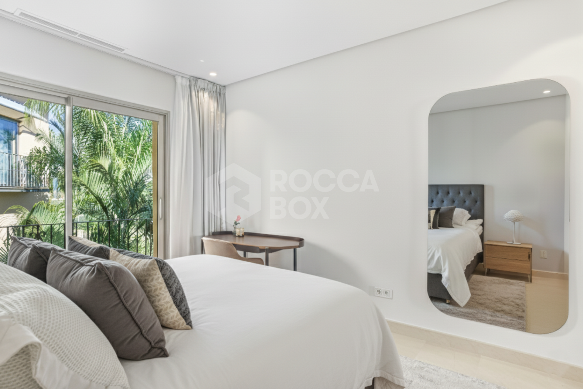 Beautiful, south-west facing, two bedroom penthouse located in the prestigious Mansion Club, Marbella