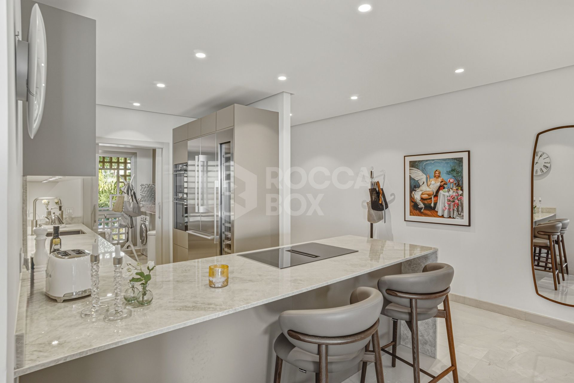 Beautiful, south-west facing, two bedroom penthouse located in the prestigious Mansion Club, Marbella