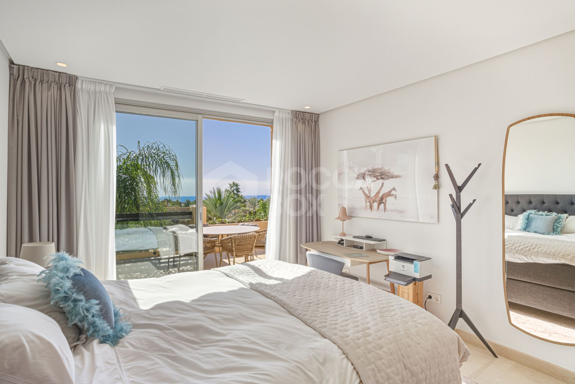 Beautiful, south-west facing, two bedroom penthouse located in the prestigious Mansion Club, Marbella