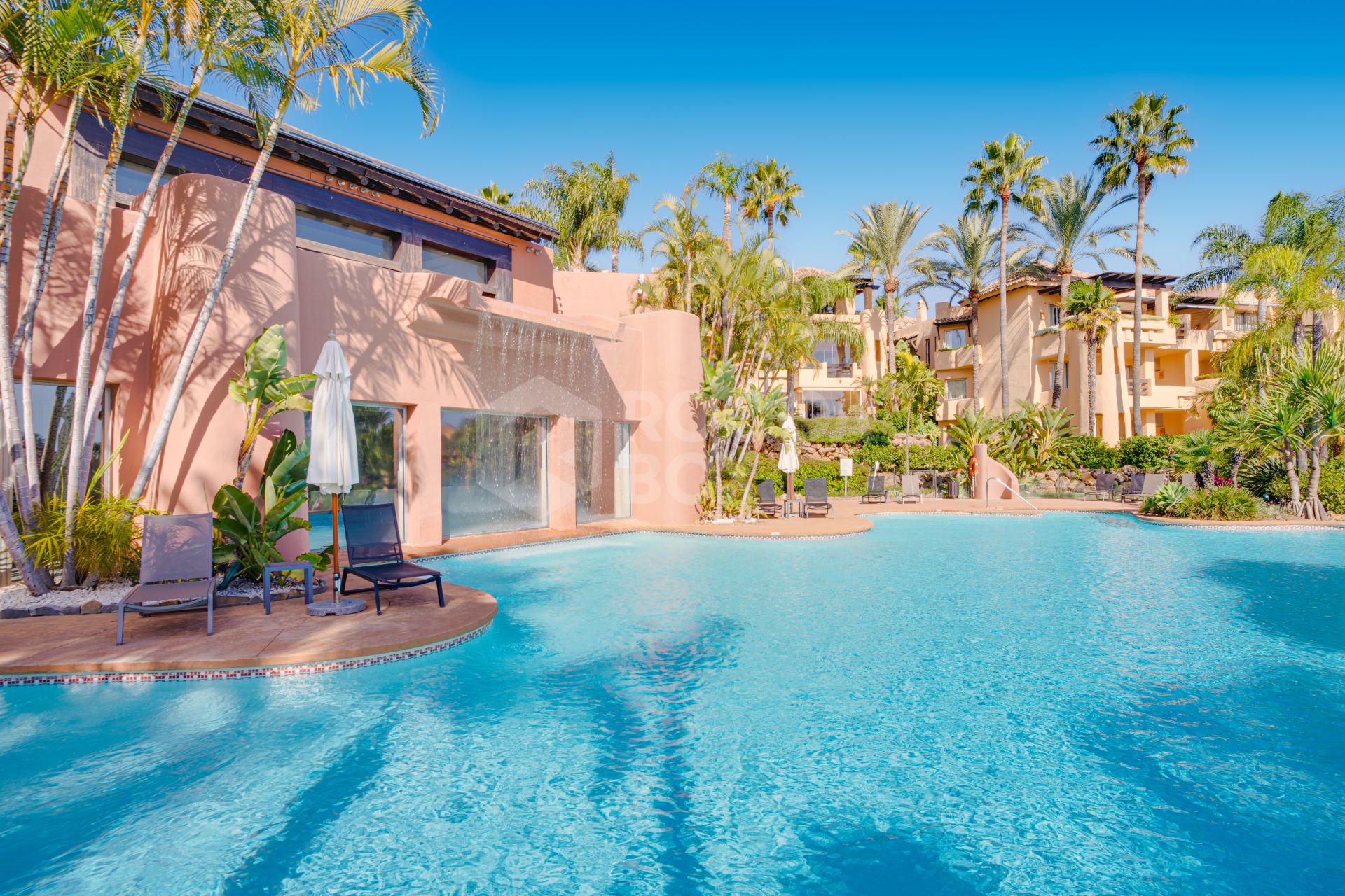 Beautiful, south-west facing, two bedroom penthouse located in the prestigious Mansion Club, Marbella