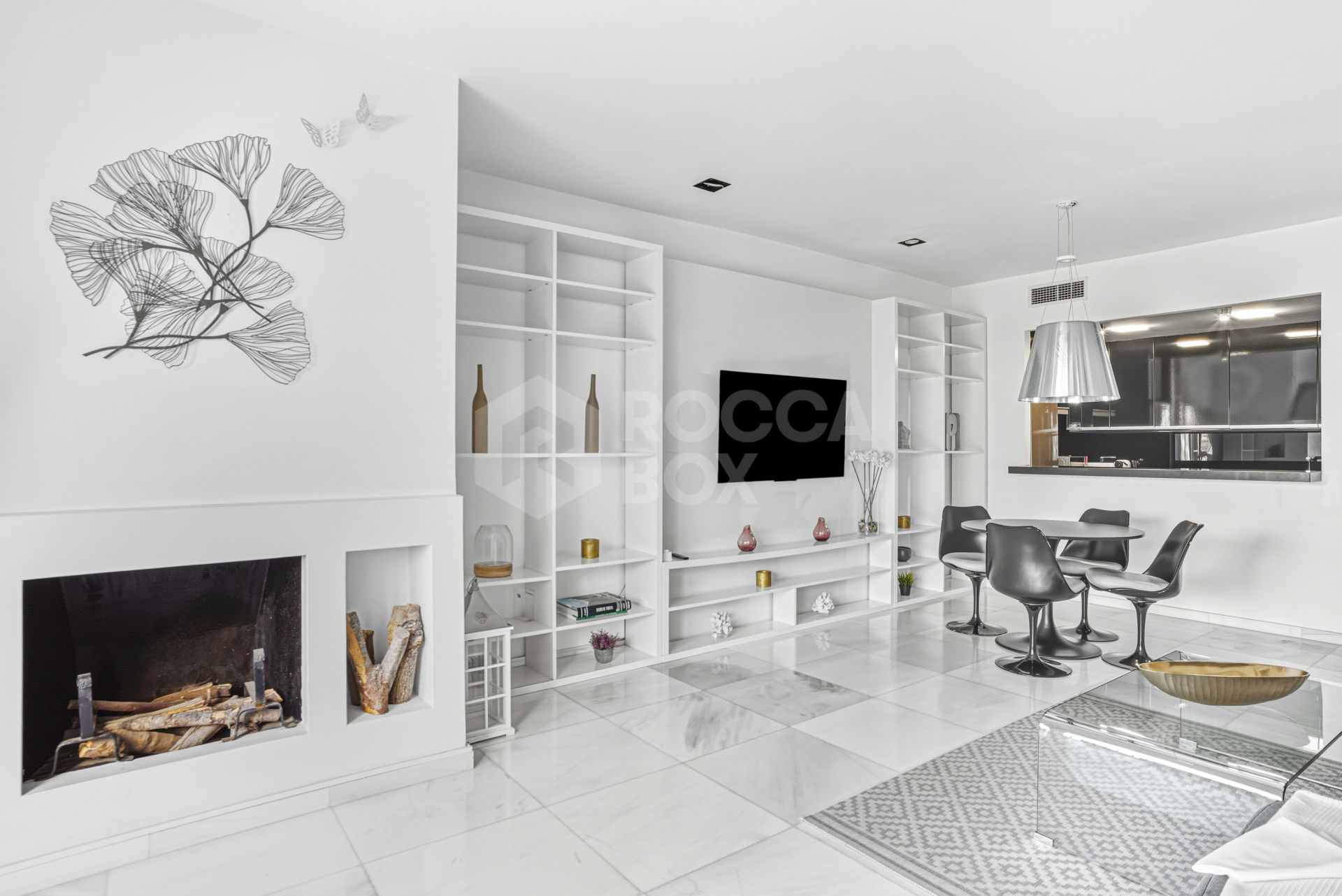 Beautiful beachfront penthouse with sea and mountain views, located in the heart of Puerto Banús.