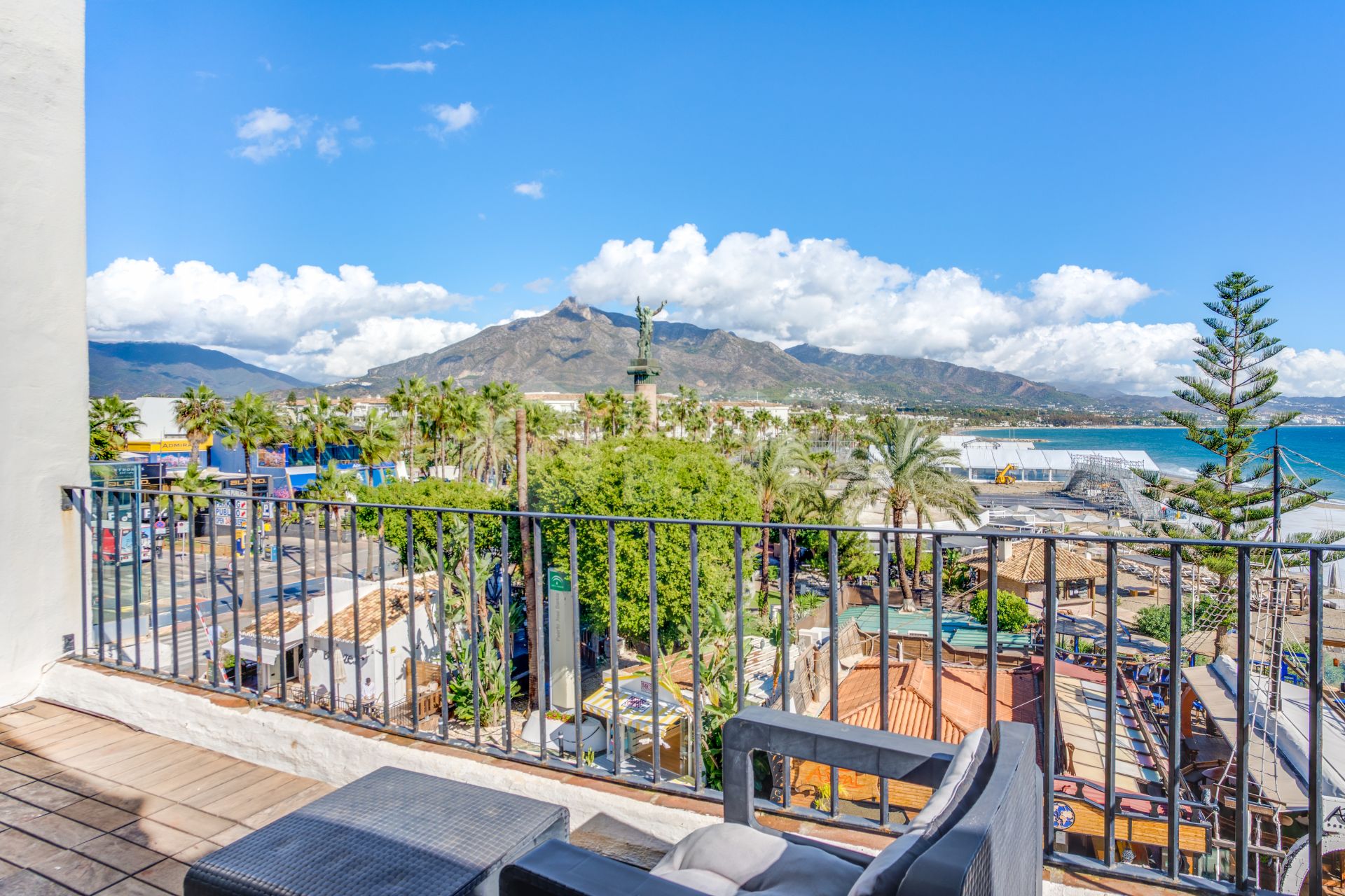 Beautiful beachfront penthouse with sea and mountain views, located in the heart of Puerto Banús.
