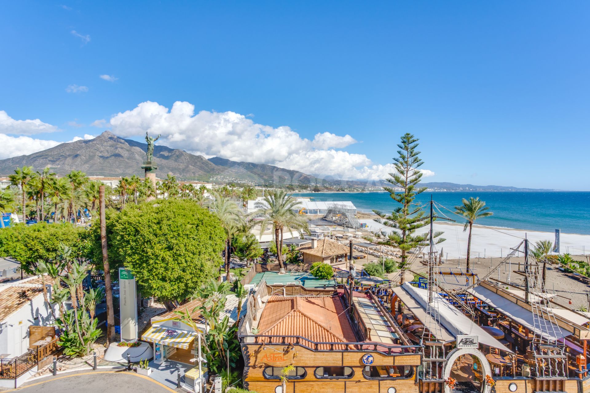 Beautiful beachfront penthouse with sea and mountain views, located in the heart of Puerto Banús.