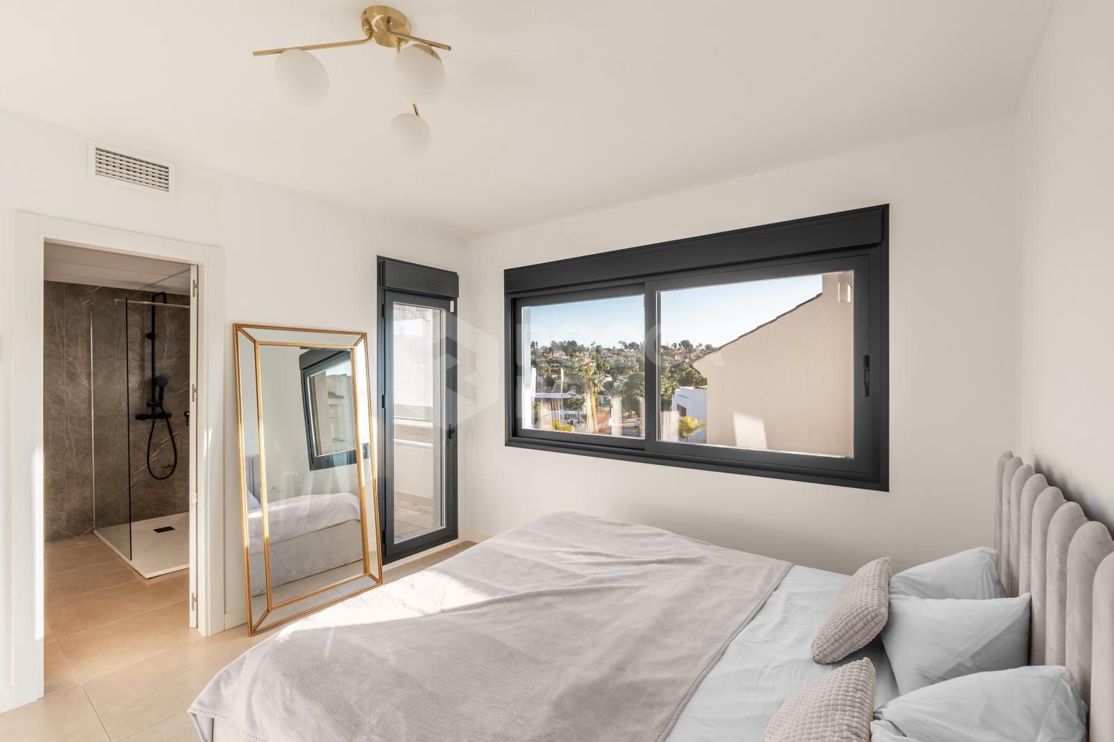 Wonderful three-bedroom townhouse located in the gated community of Agra Residencial, Estepona