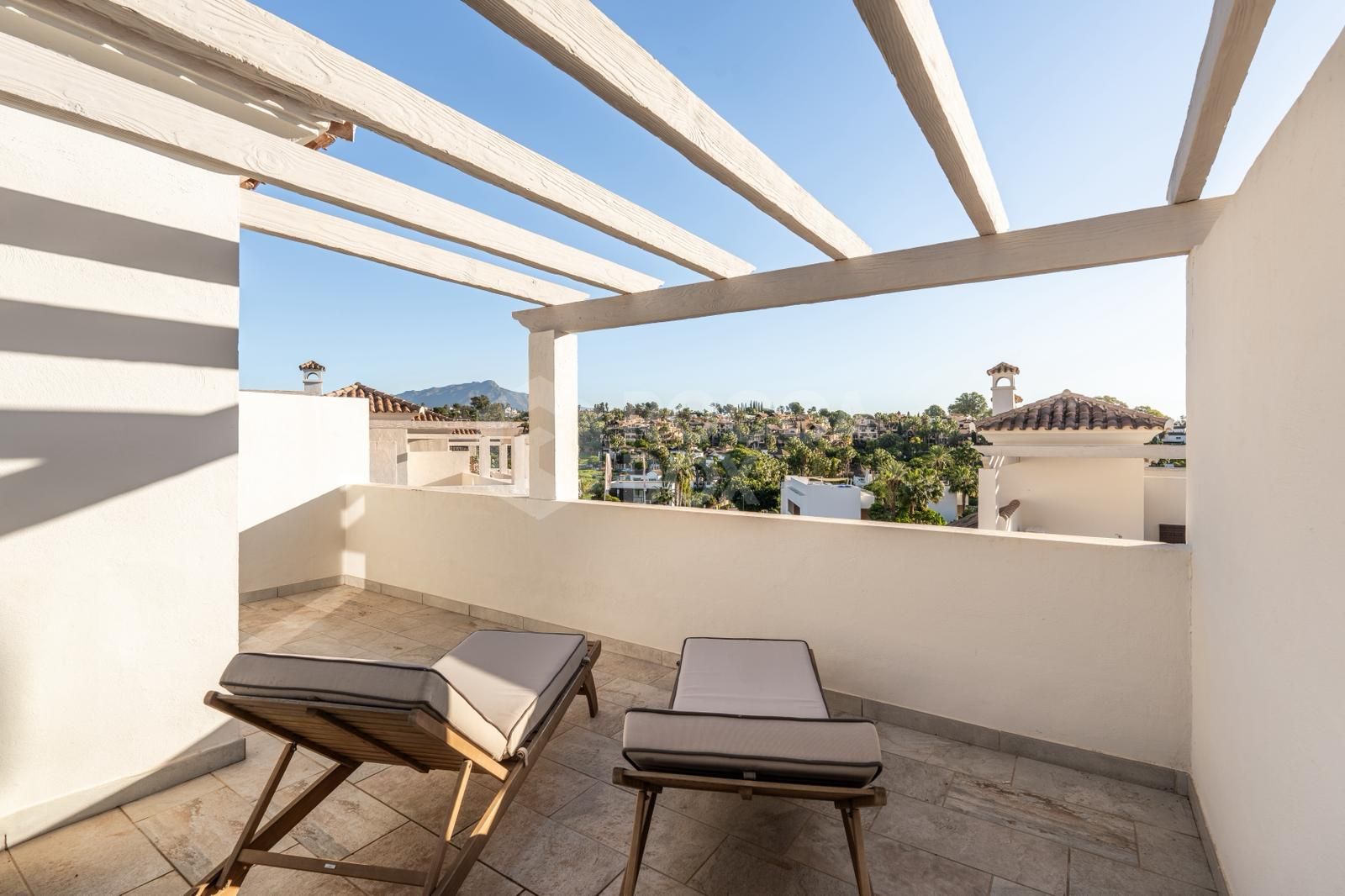 Wonderful three-bedroom townhouse located in the gated community of Agra Residencial, Estepona