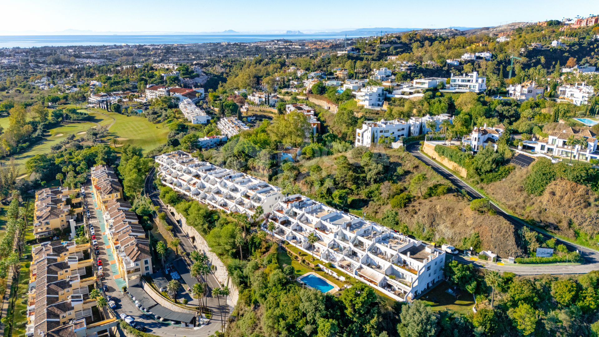 Impeccably refurbished, south east facing middle floor apartment located in the prestigious La Quinta Golf, Benahavis