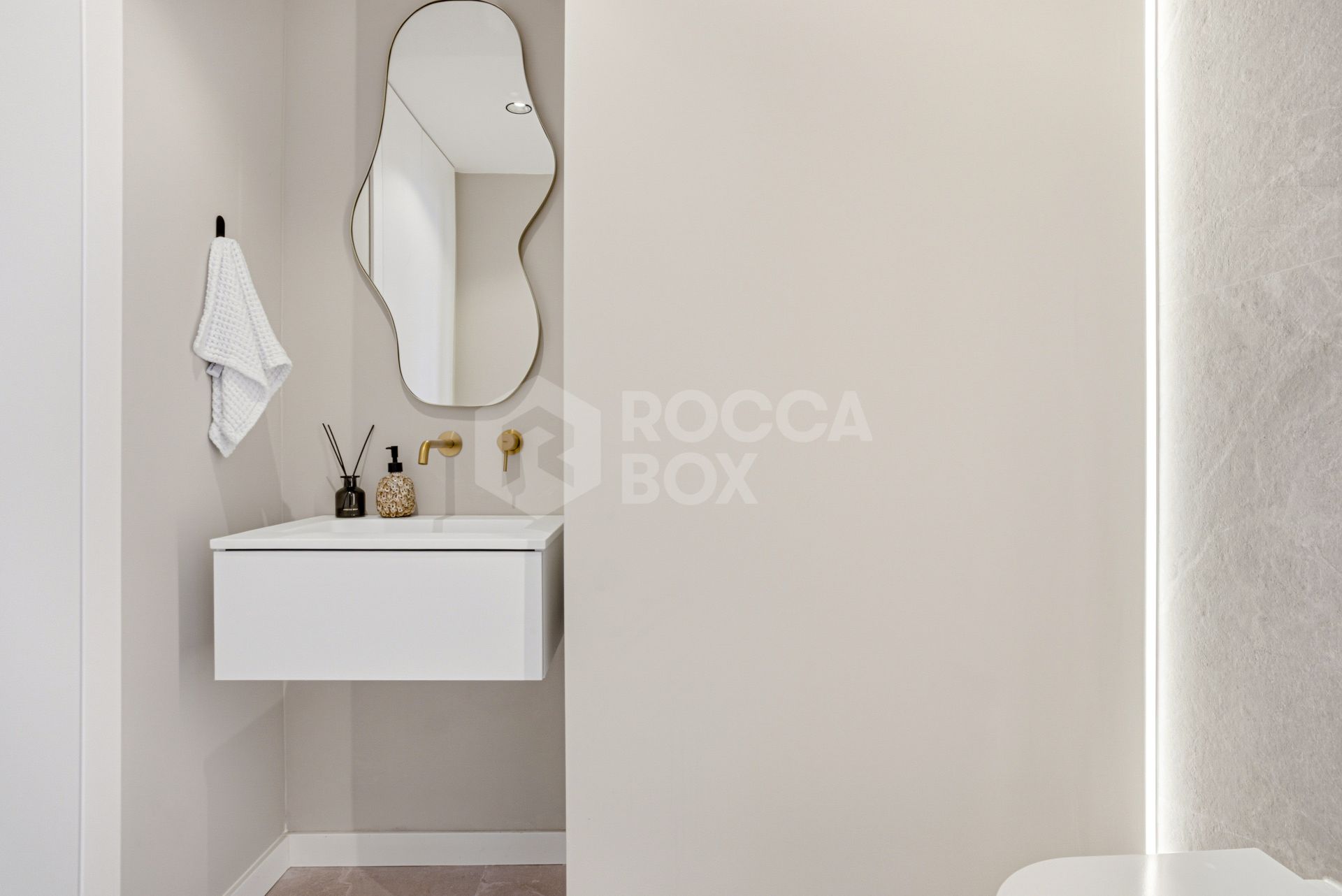 Impeccably refurbished, elevated south east facing ground-floor apartment located in the prestigious La Quinta Golf, Benahavis