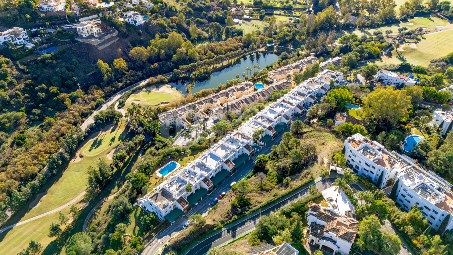 Impeccably refurbished, south east facing middle floor apartment located in the prestigious La Quinta Golf, Benahavis