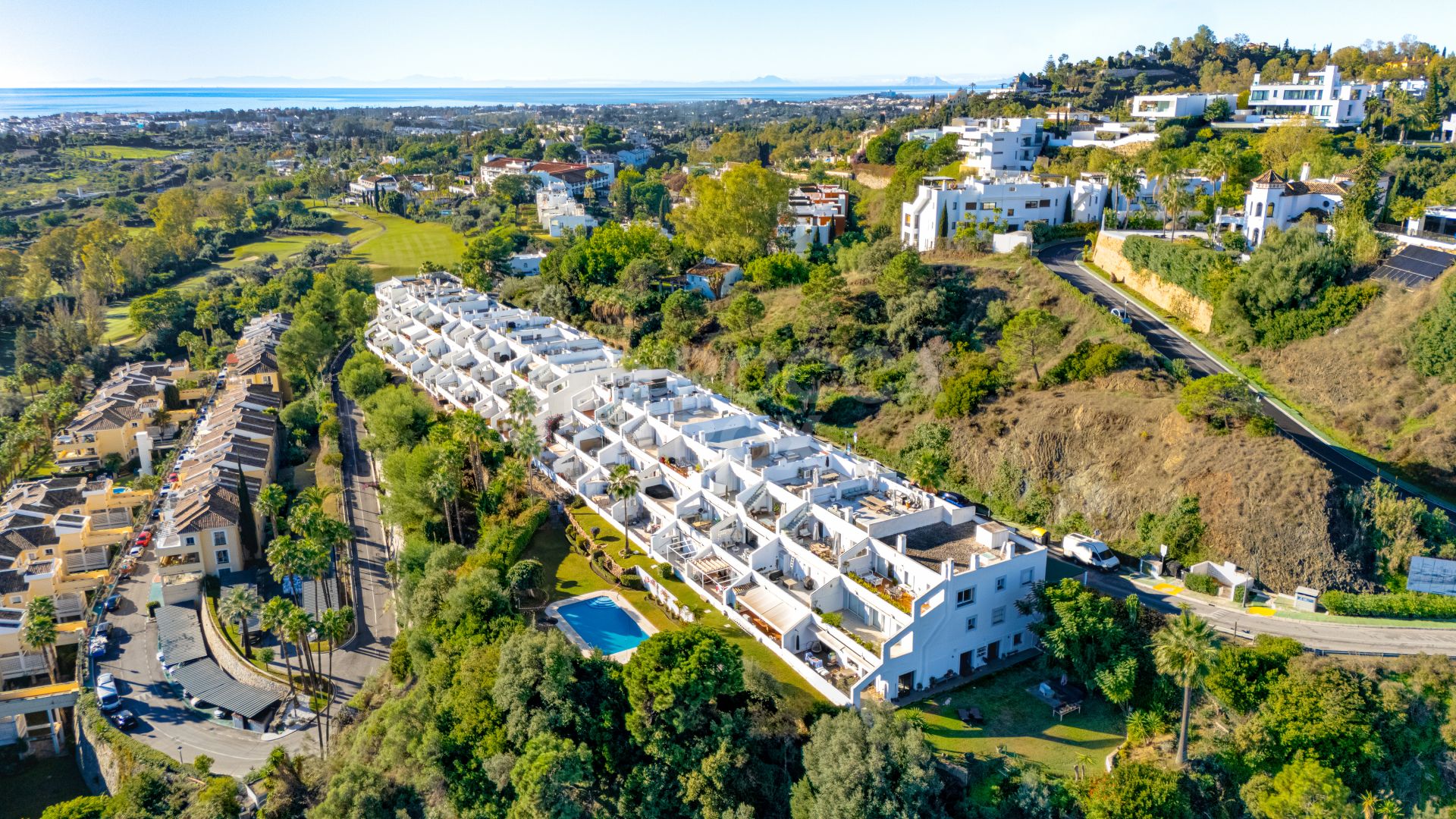 Impeccably refurbished, south east facing middle floor apartment located in the prestigious La Quinta Golf, Benahavis