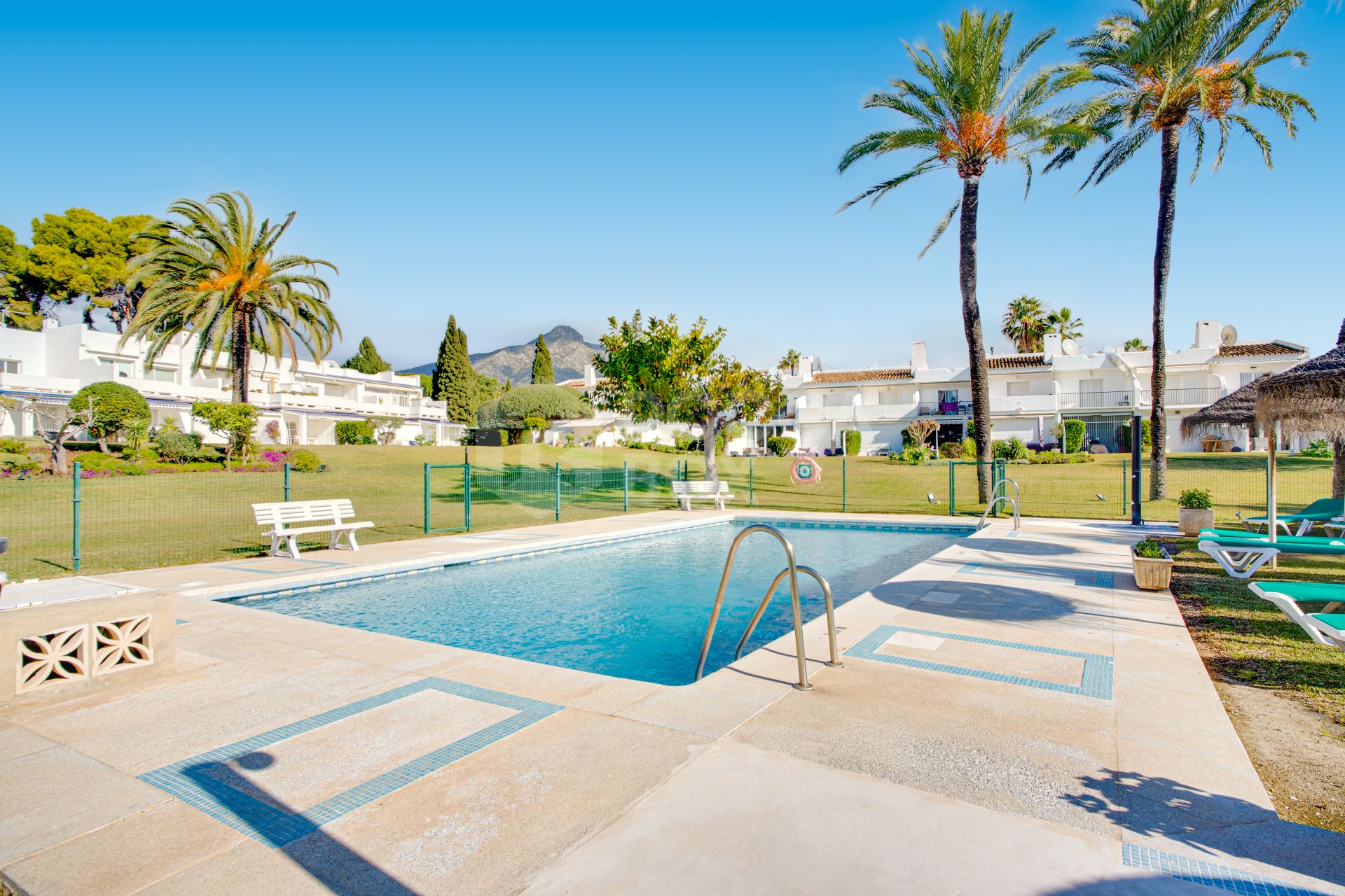 Contemporary four bedroom townhouse located in the gated community of La Rinconada, located in Marbella´s Golf Valley