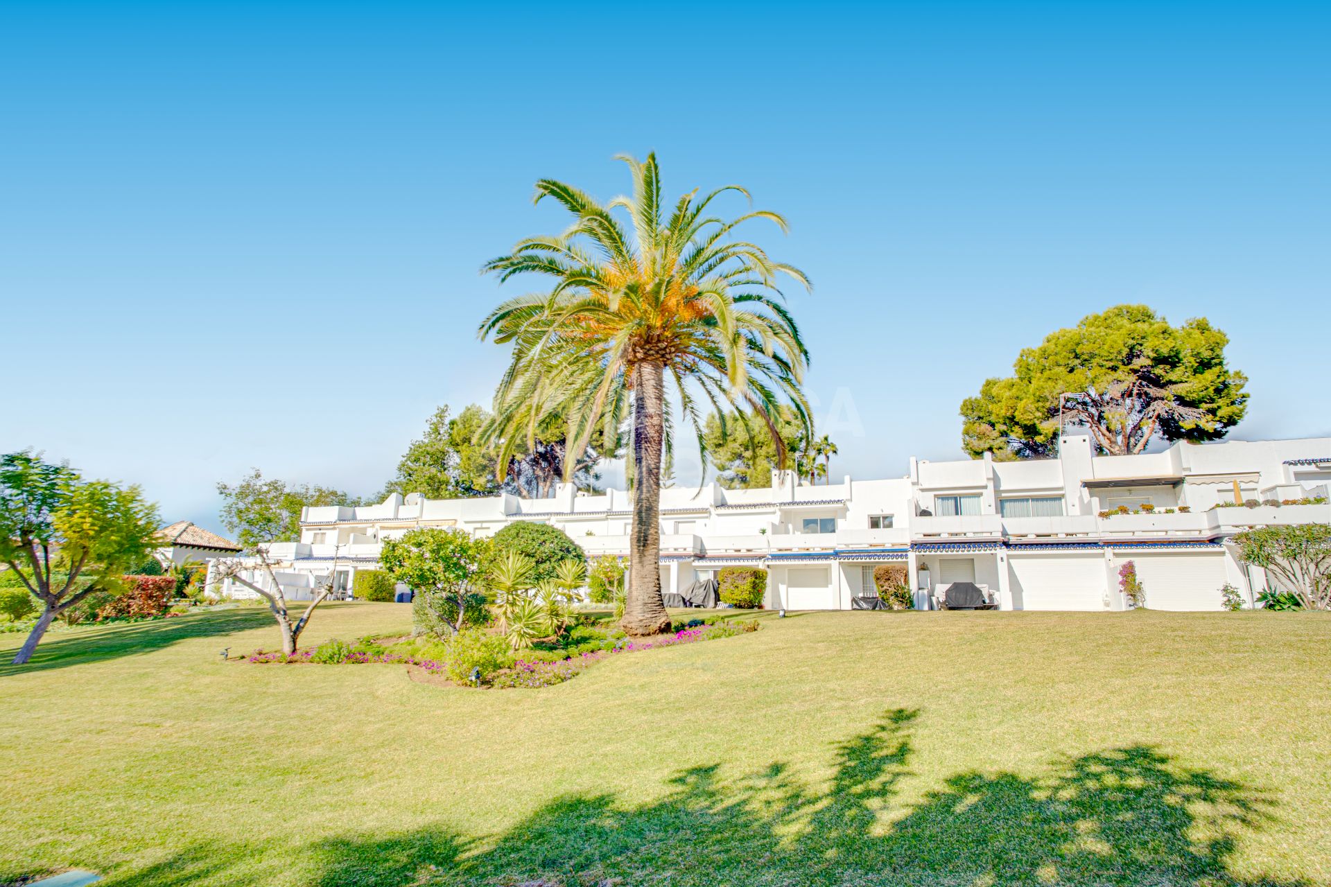 Contemporary four bedroom townhouse located in the gated community of La Rinconada, located in Marbella´s Golf Valley