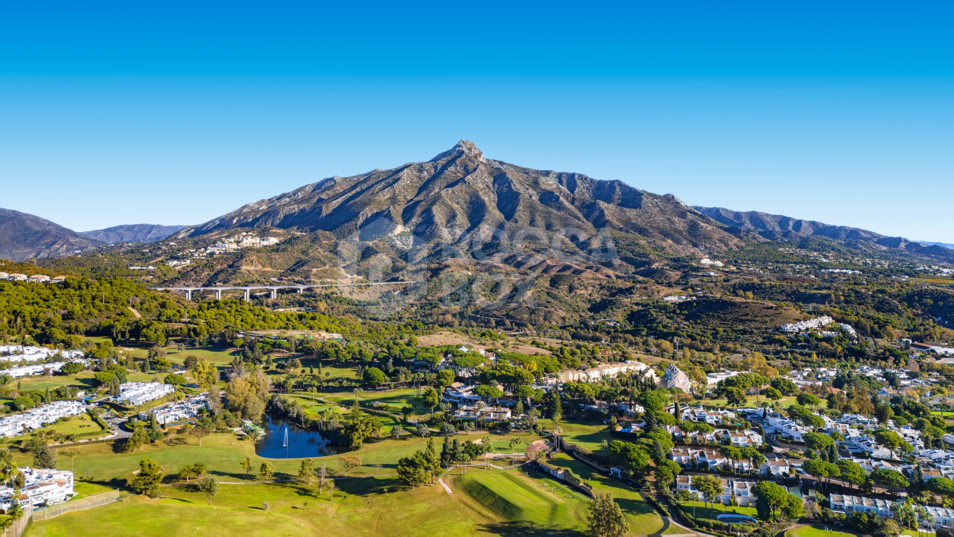 Contemporary four bedroom townhouse located in the gated community of La Rinconada, located in Marbella´s Golf Valley