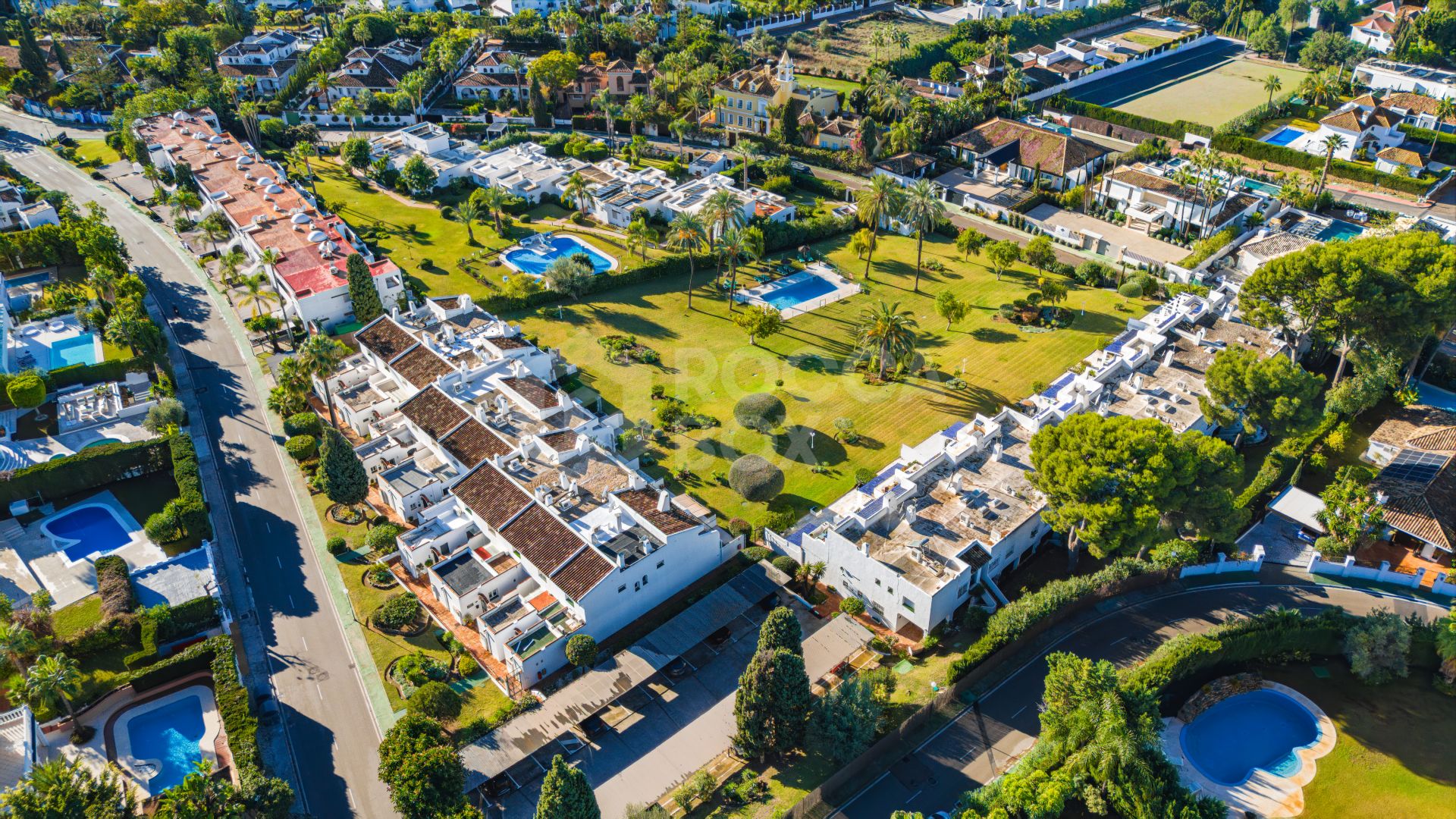 Contemporary four bedroom townhouse located in the gated community of La Rinconada, located in Marbella´s Golf Valley