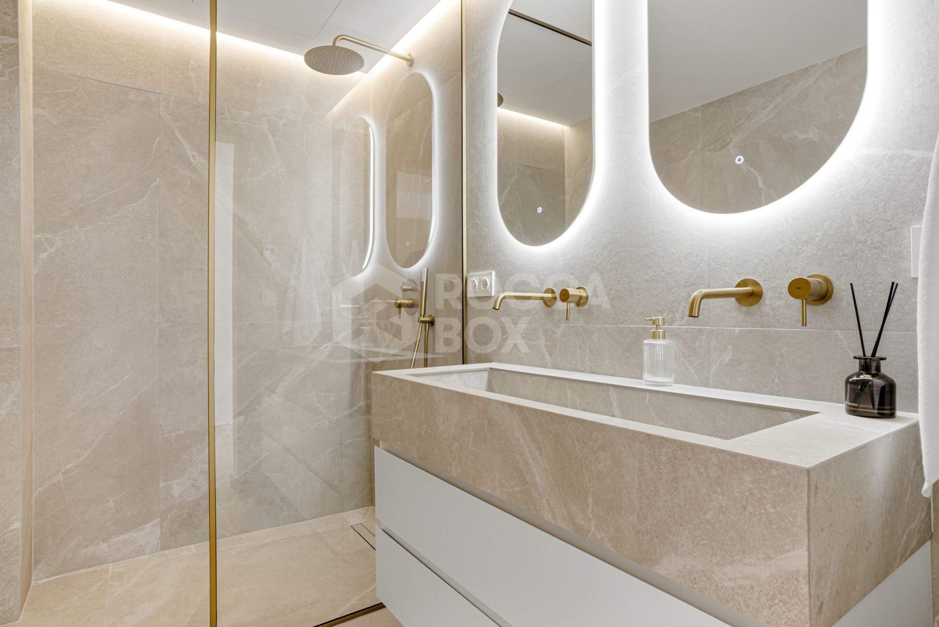 Contemporary four bedroom townhouse located in the gated community of La Rinconada, located in Marbella´s Golf Valley