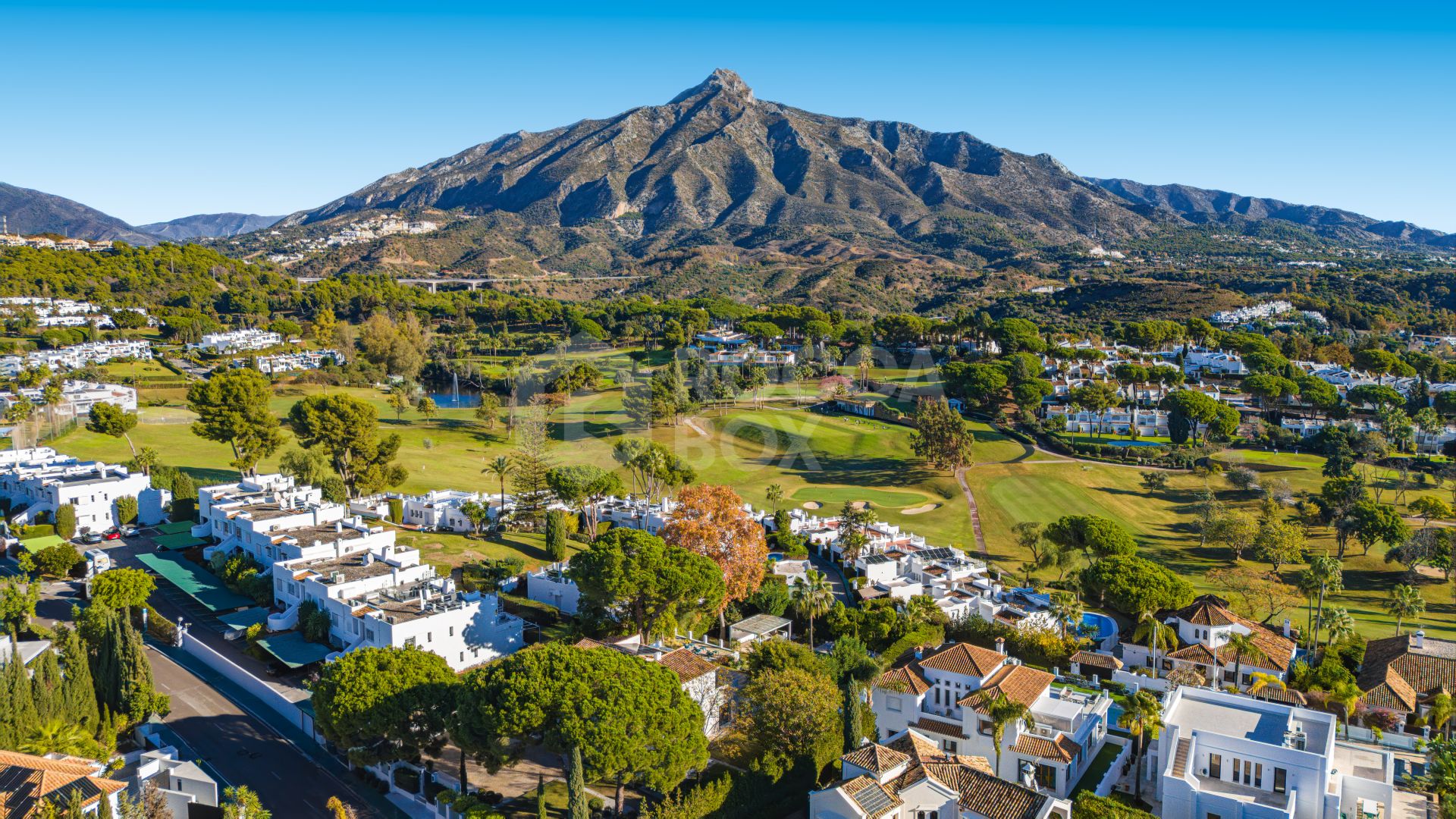 Contemporary four bedroom townhouse located in the gated community of La Rinconada, located in Marbella´s Golf Valley