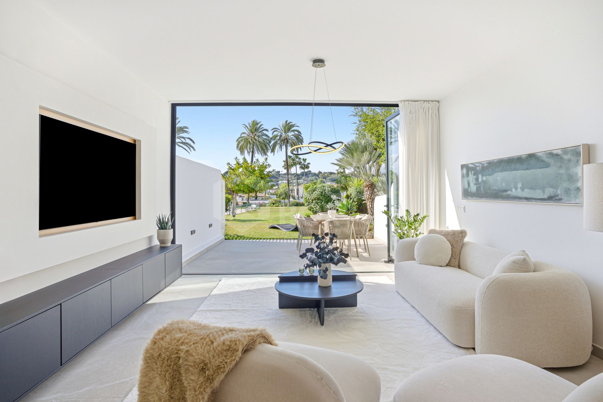 Contemporary four bedroom townhouse located in the gated community of La Rinconada, located in Marbella´s Golf Valley