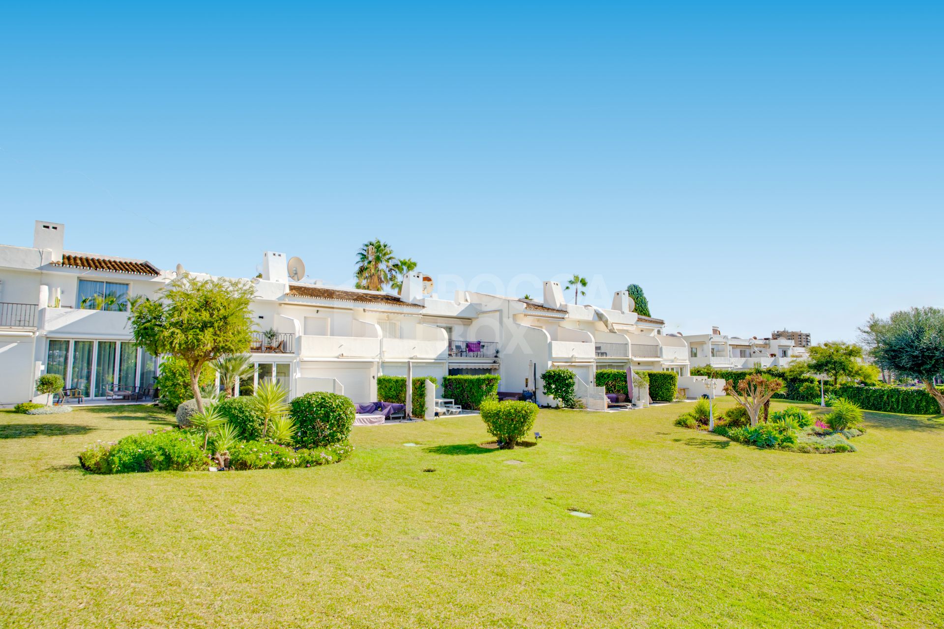 Contemporary four bedroom townhouse located in the gated community of La Rinconada, located in Marbella´s Golf Valley