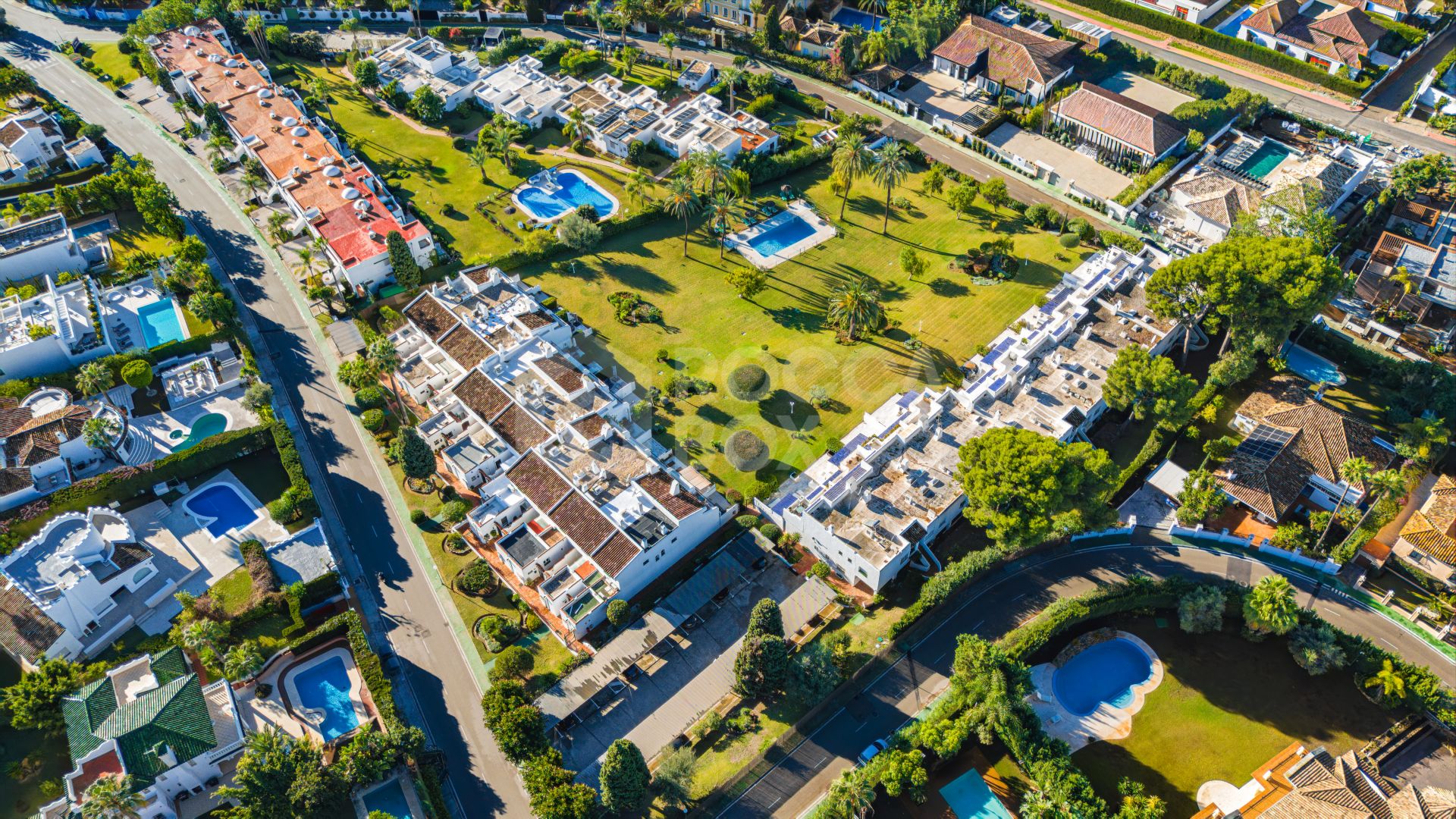 Contemporary four bedroom townhouse located in the gated community of La Rinconada, located in Marbella´s Golf Valley