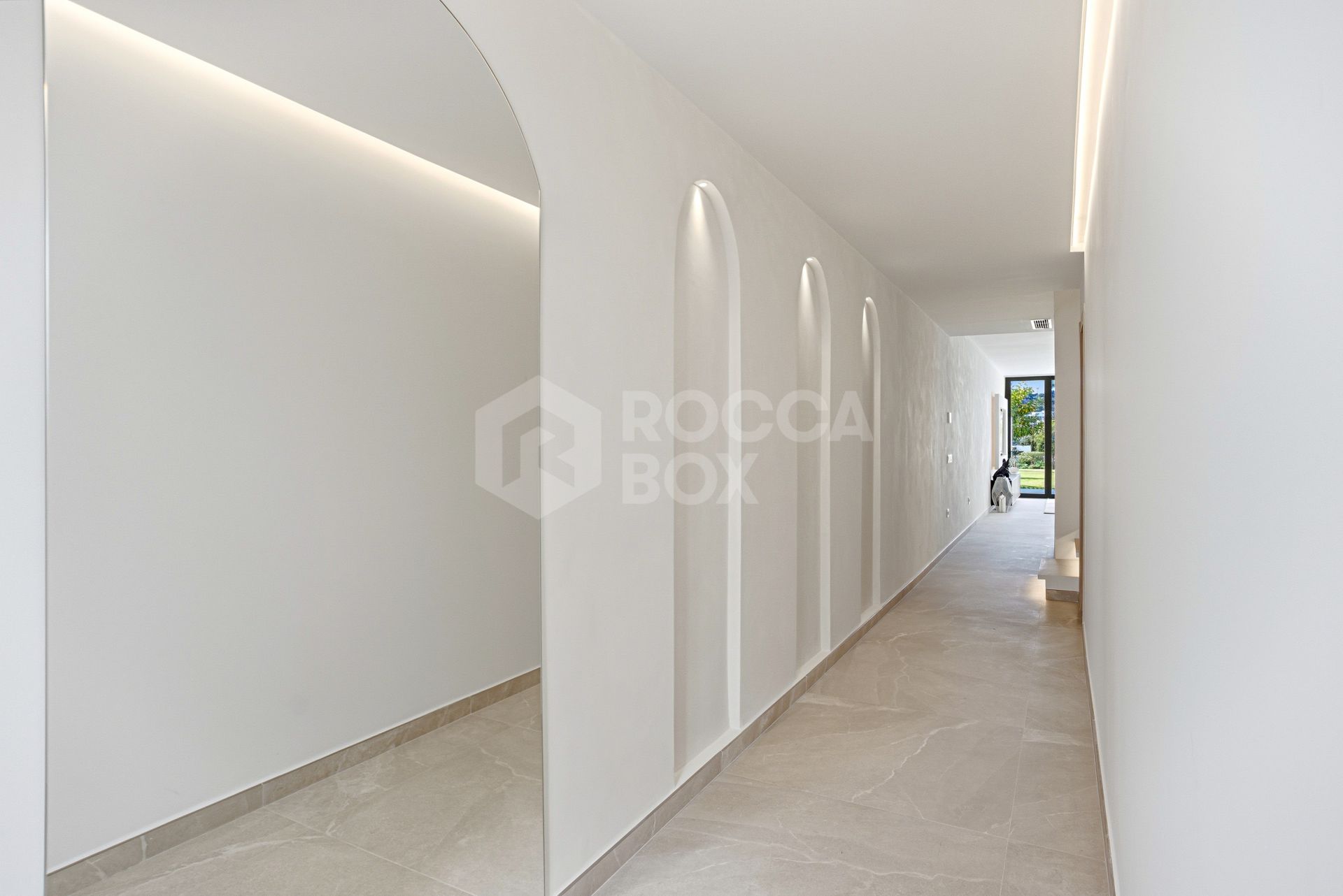 Contemporary four bedroom townhouse located in the gated community of La Rinconada, located in Marbella´s Golf Valley