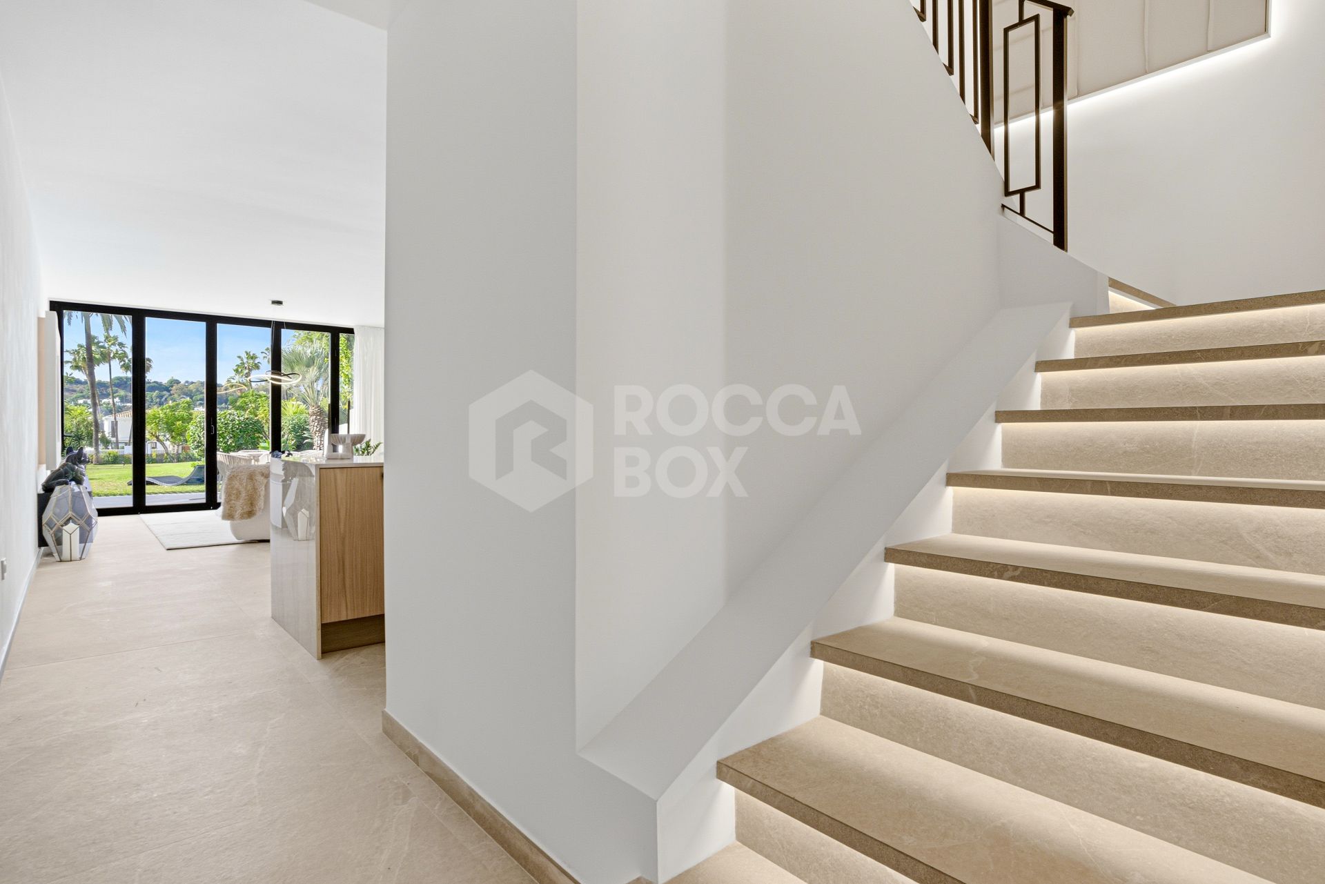 Contemporary four bedroom townhouse located in the gated community of La Rinconada, located in Marbella´s Golf Valley