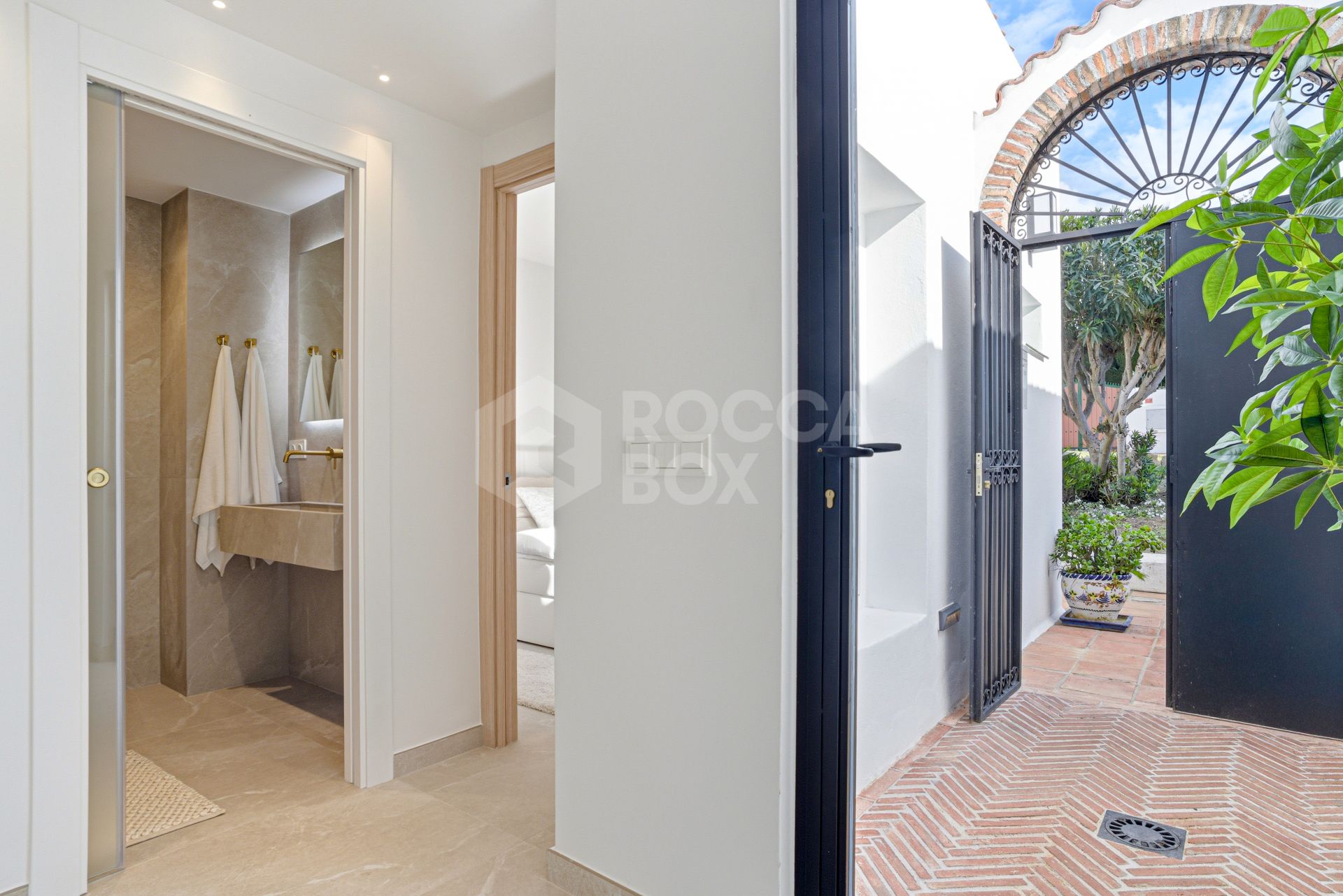 Contemporary four bedroom townhouse located in the gated community of La Rinconada, located in Marbella´s Golf Valley