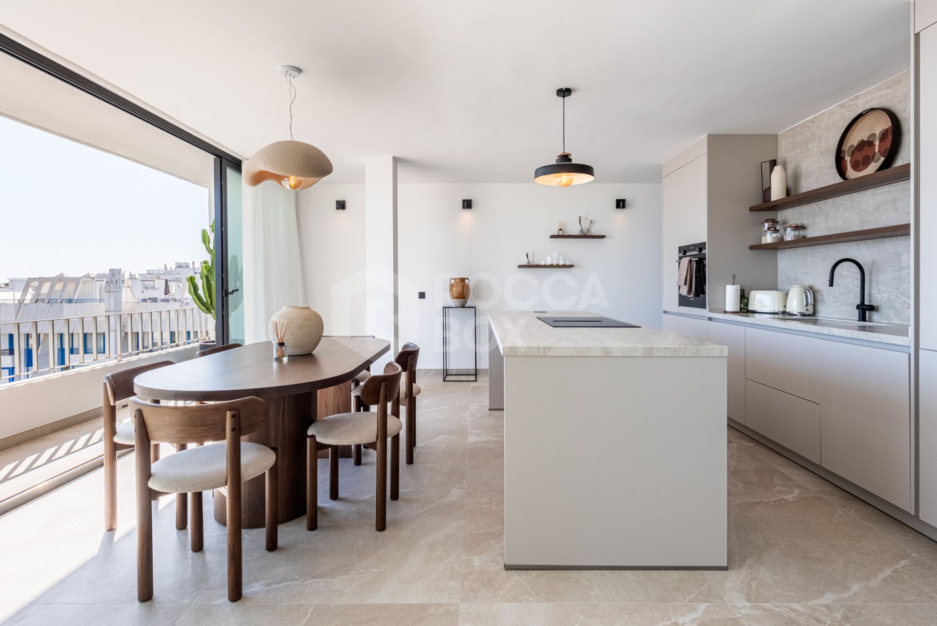 Elegant and beautifully reformed, three bedroom south facing penthouse, located in Playa de la Fontanilla, Marbella