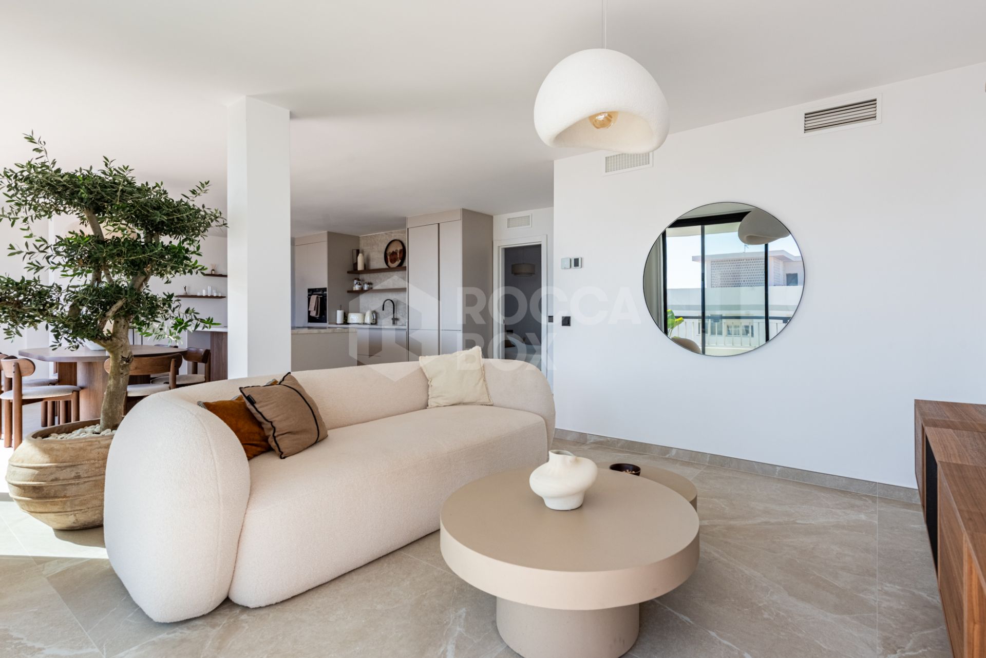 Elegant and beautifully reformed, three bedroom south facing penthouse, located in Playa de la Fontanilla, Marbella