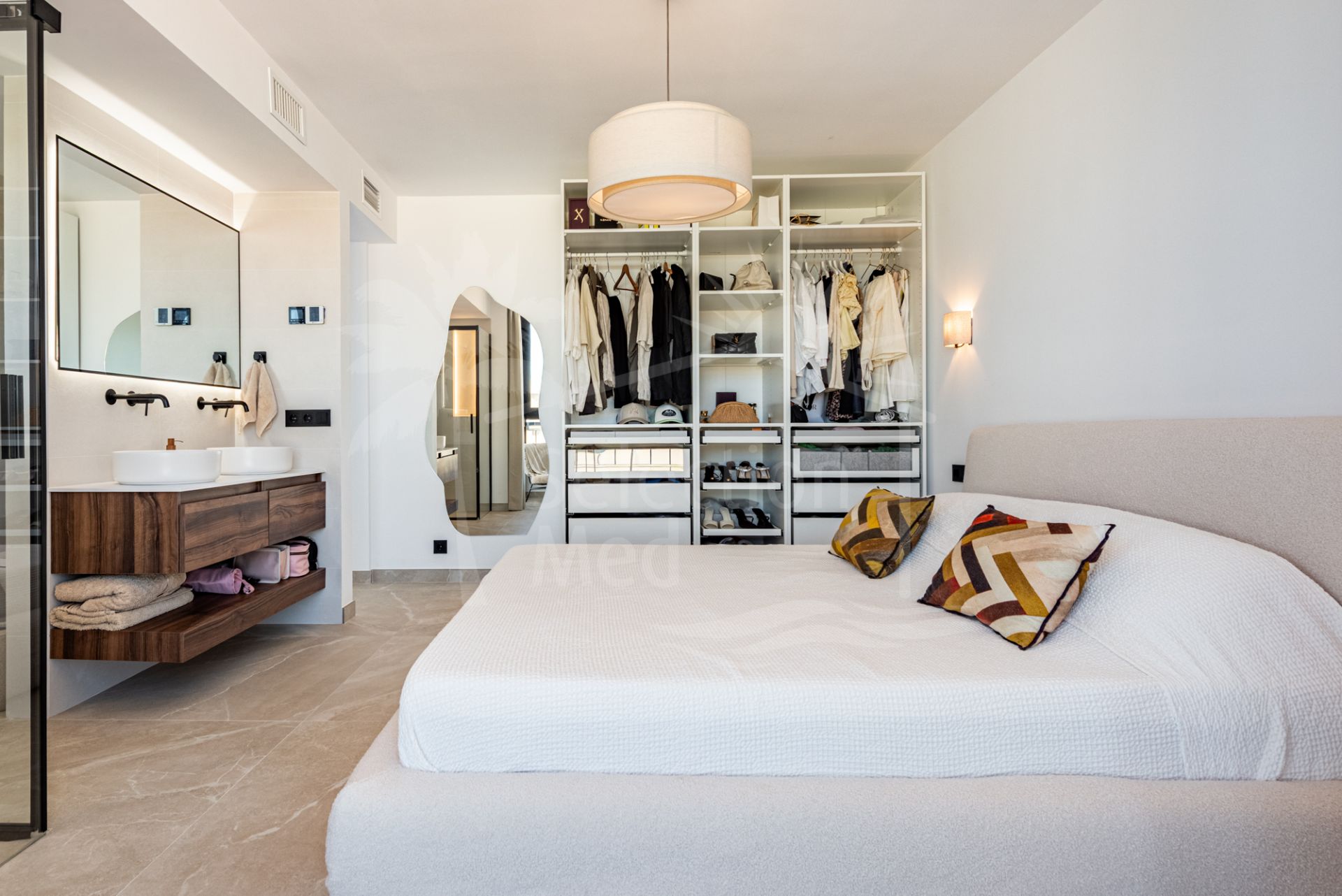 Elegant and beautifully reformed, three bedroom south facing penthouse, located in Playa de la Fontanilla, Marbella