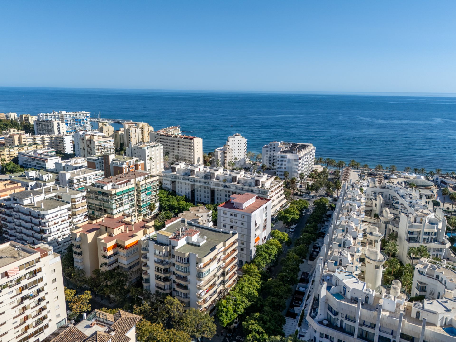 Elegant and beautifully reformed, three bedroom south facing penthouse, located in Playa de la Fontanilla, Marbella