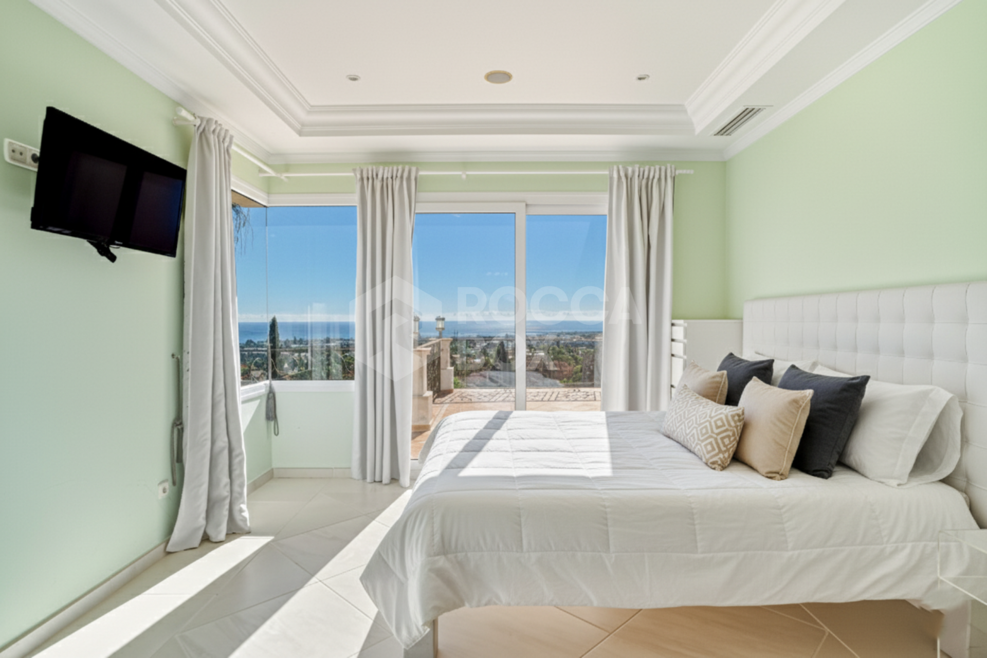 Exceptional eight bedroom, south-facing villa located in the prestigious gated community of Los Flamingos, Benahavis