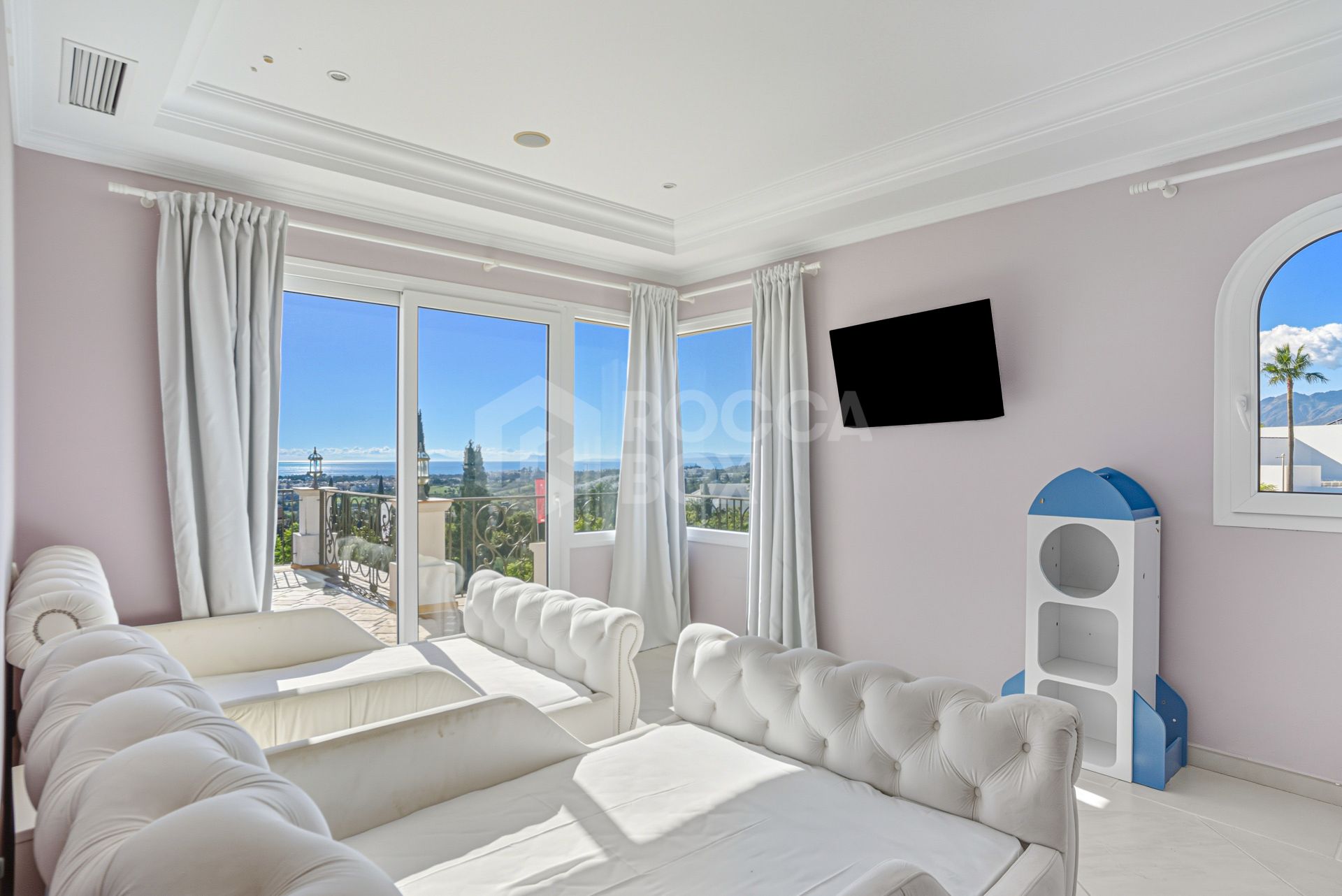 Exceptional eight bedroom, south-facing villa located in the prestigious gated community of Los Flamingos, Benahavis