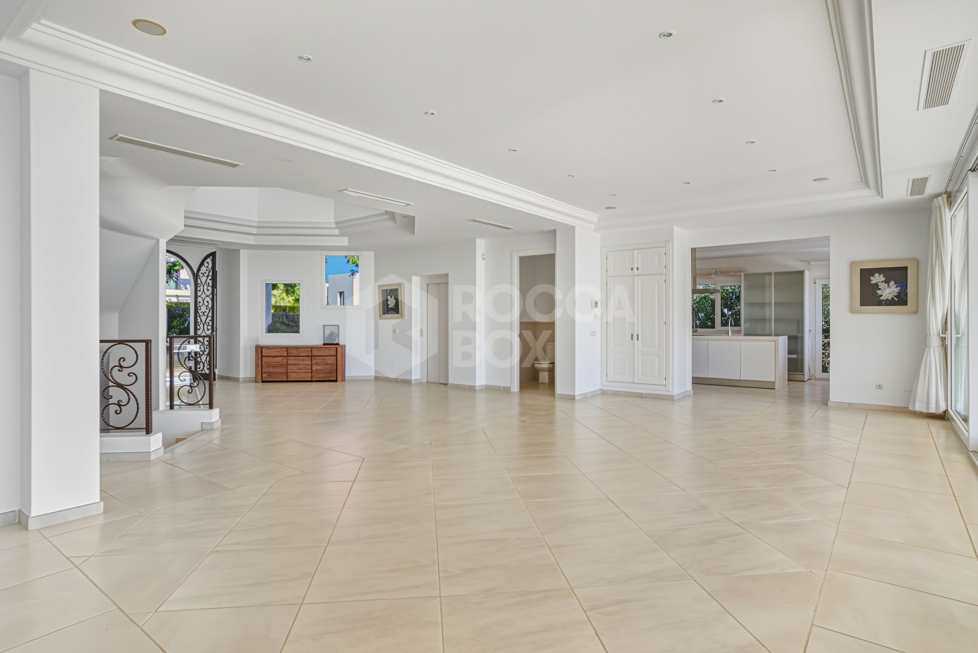 Exceptional eight bedroom, south-facing villa located in the prestigious gated community of Los Flamingos, Benahavis