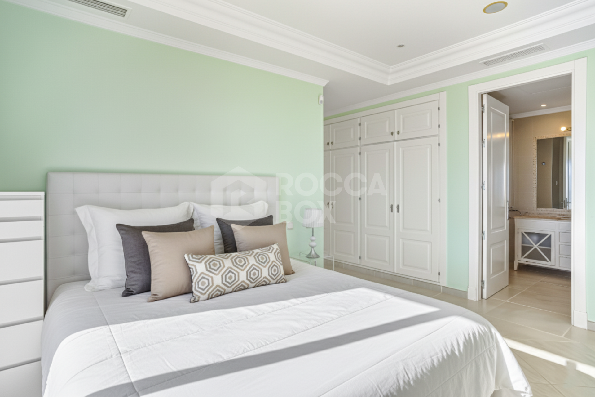 Exceptional eight bedroom, south-facing villa located in the prestigious gated community of Los Flamingos, Benahavis